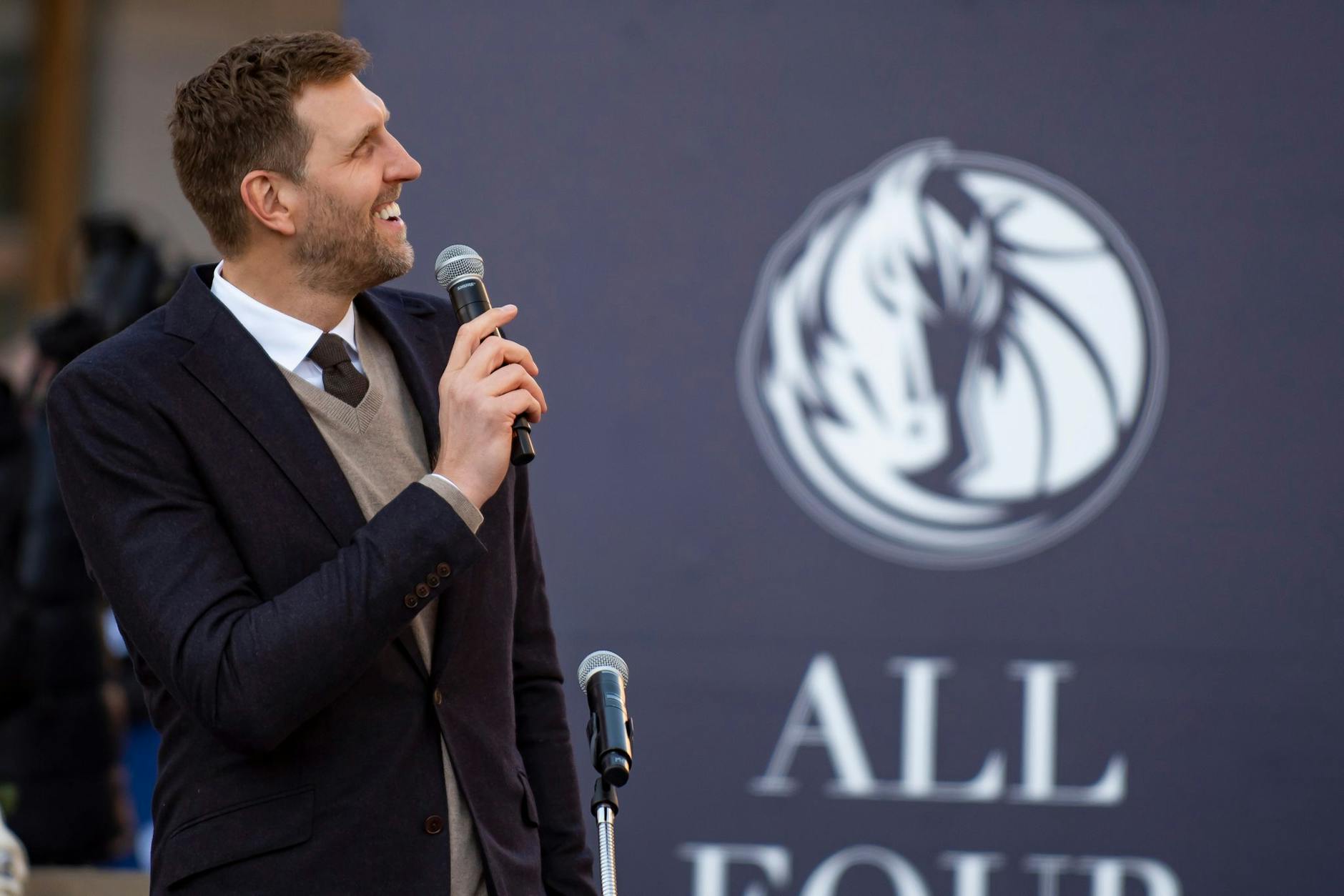 Ex-Basketballprofi Dirk Nowitzki spricht während der Zeremonie.