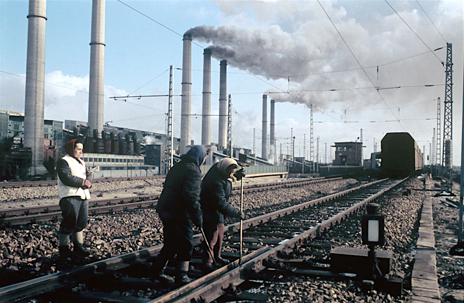 Gleisarbeiterinnen halten im Winter 1963/64 am Kraftwerk Lübbenau die Weichen frei, damit die Kohlezüge aus den nahe gelegenen Tagebauen direkt bis ins Werk fahren und die Schornsteine weiter rauchen können.