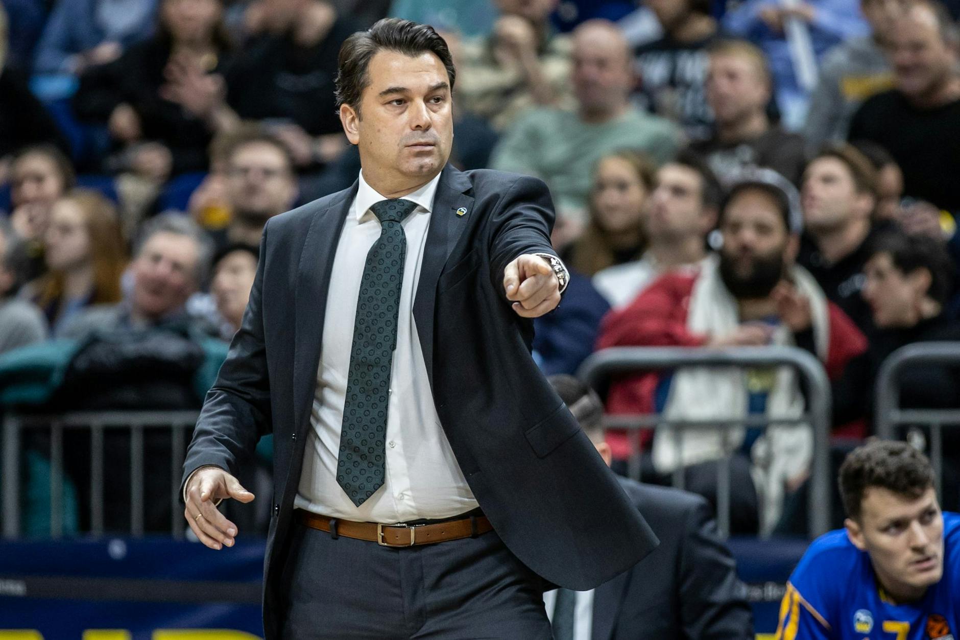 ARCHIV - Headcoach Israel Gonzalez von Alba Berlin zeigt in eine Richtung.