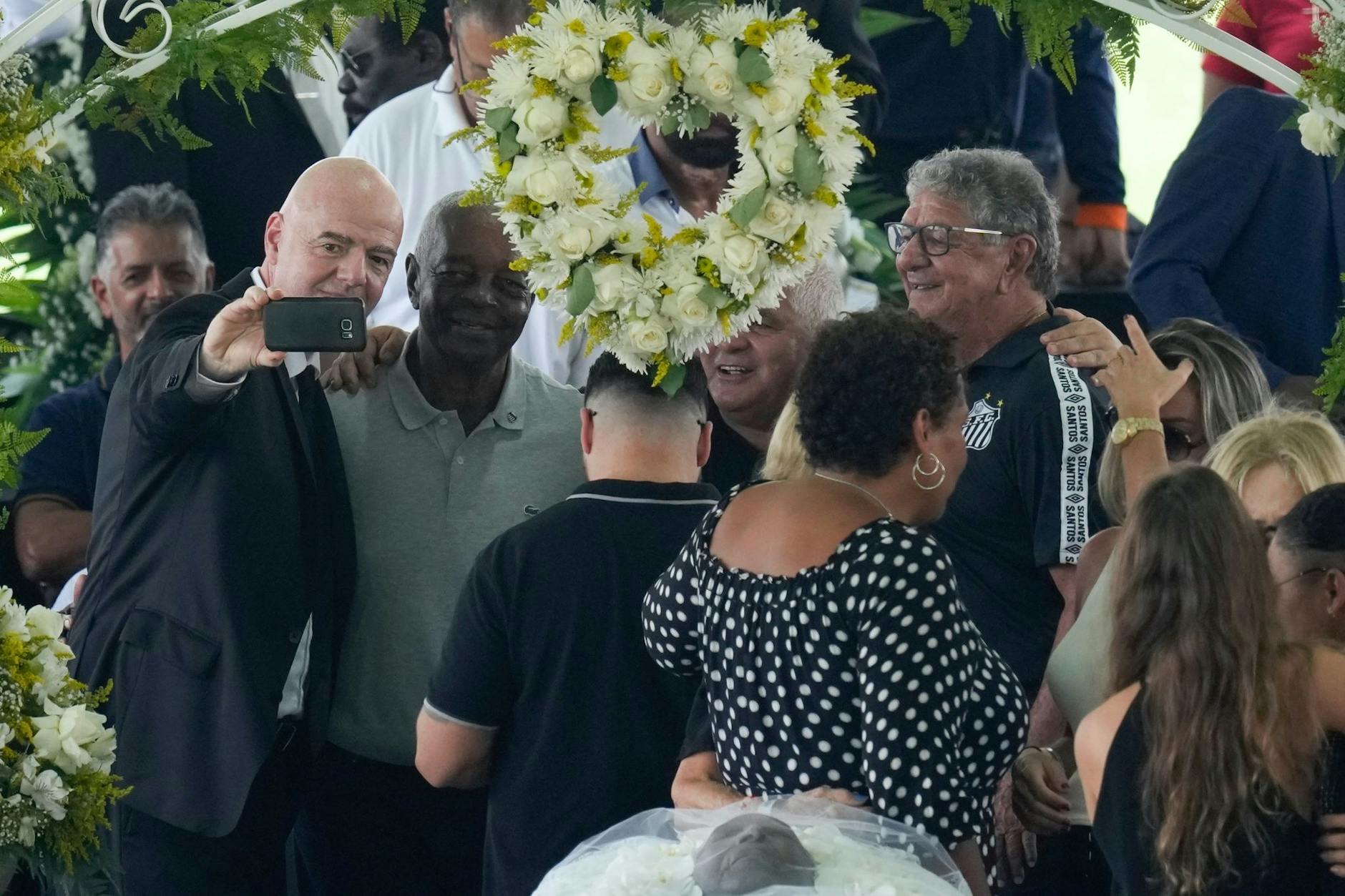 dpatopbilder - FIFA-Präsident Gianni Infantino (l) sorgte mit dem Selfie während der Totenwache für Pelé für Aufsehen.