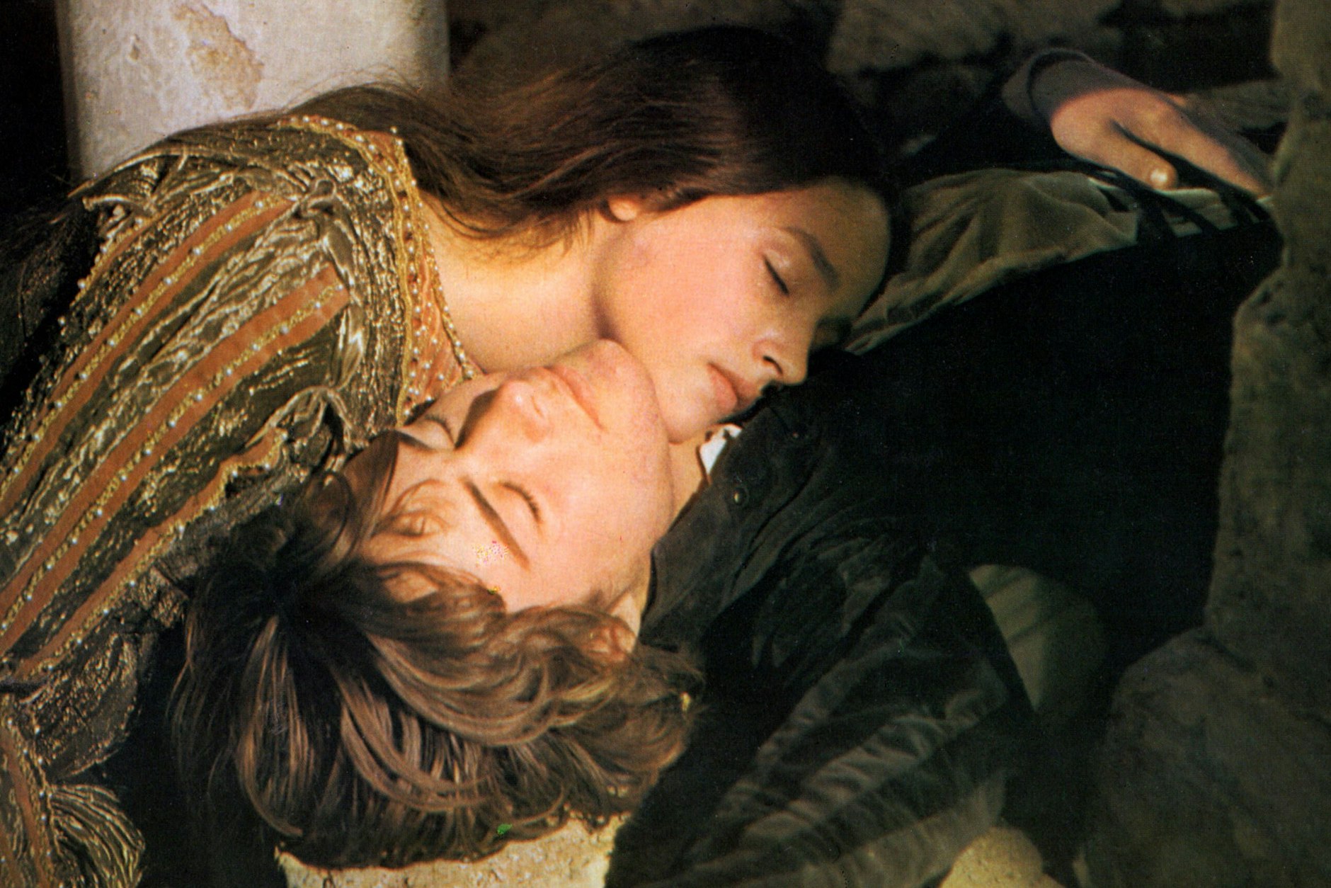 Leonard Whiting und Olivia Hussey beim Dreh der Hochzeitsnacht von „Romeo und Julia“ (1968).