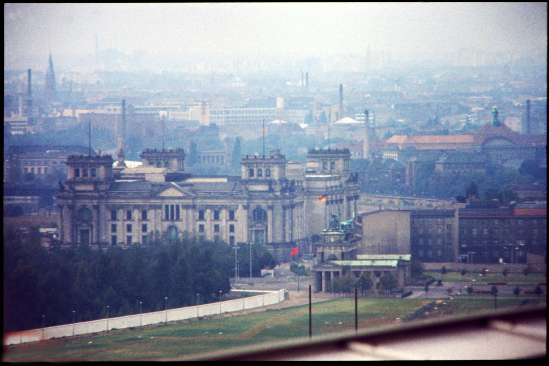 Die Berliner Mauer und das Reichstagsgebäude, ca. 1966.