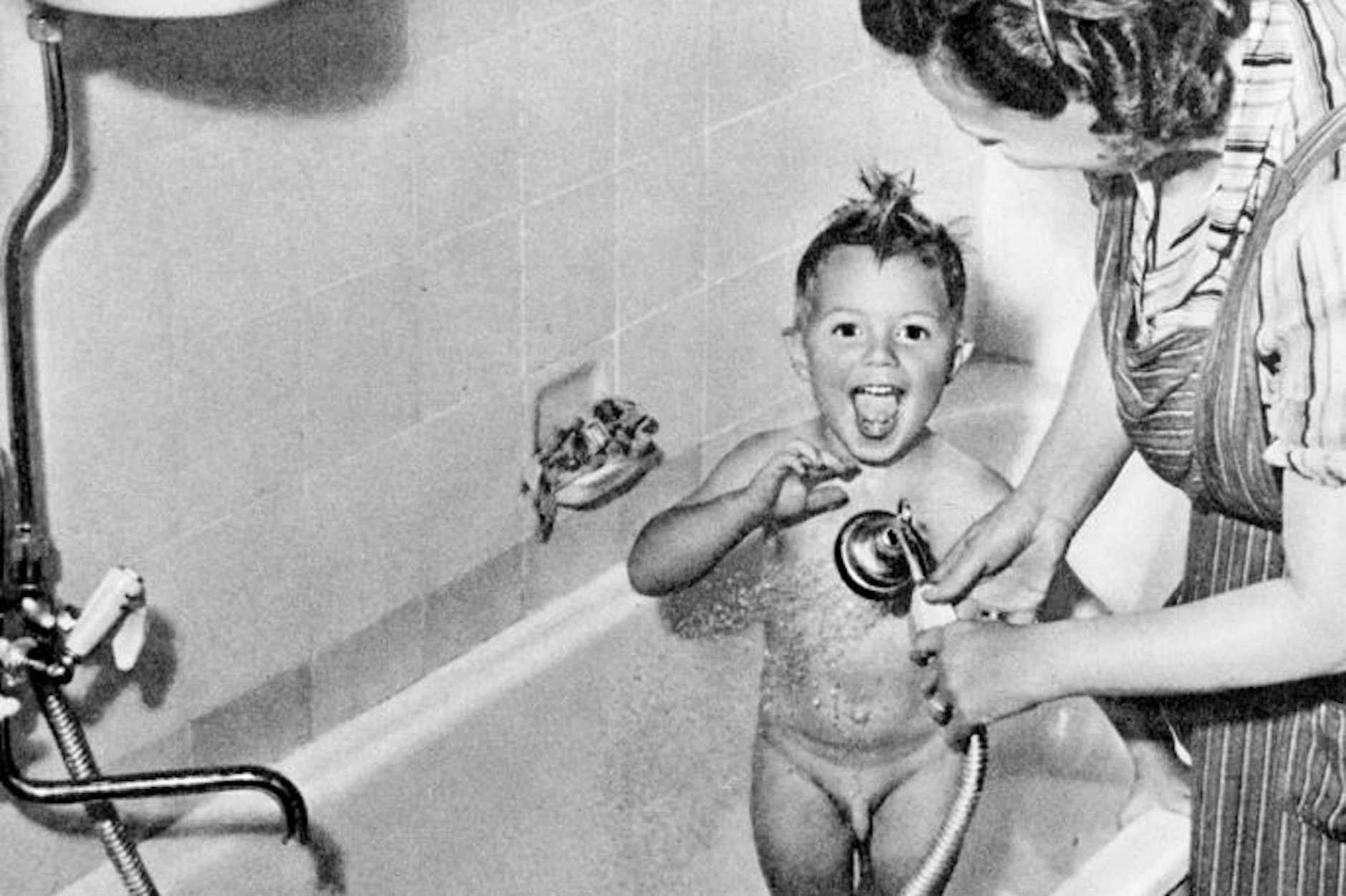 Originaltext: „In den Neubauten der Stalinallee stehen den Müttern zur Pflege ihrer Kinder alle Einrichtungen moderner Hygiene zur Verfügung.“