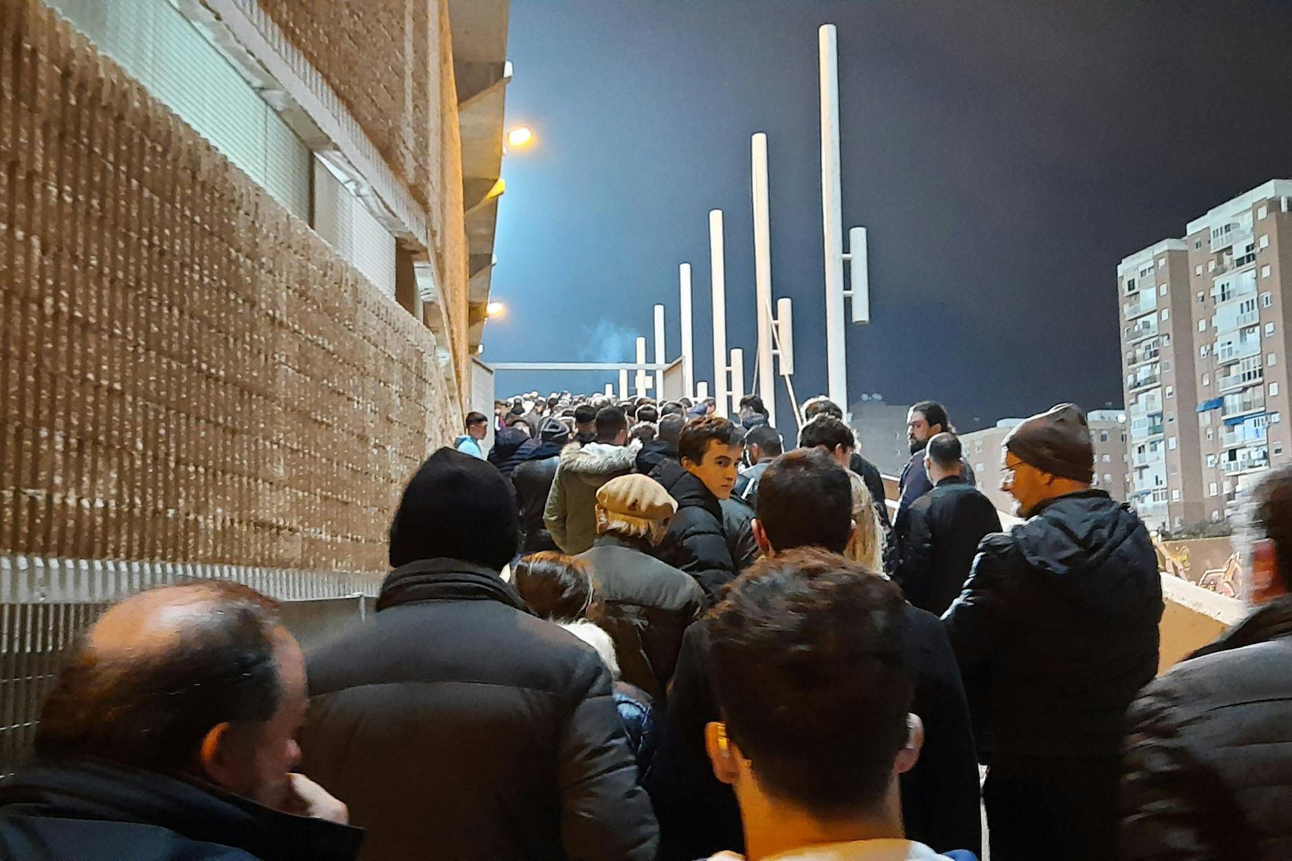 Meterlang staut sich die Zuschauer-Schlange vor dem Stadion in Cartagena. Das Spiel läuft derweil schon.