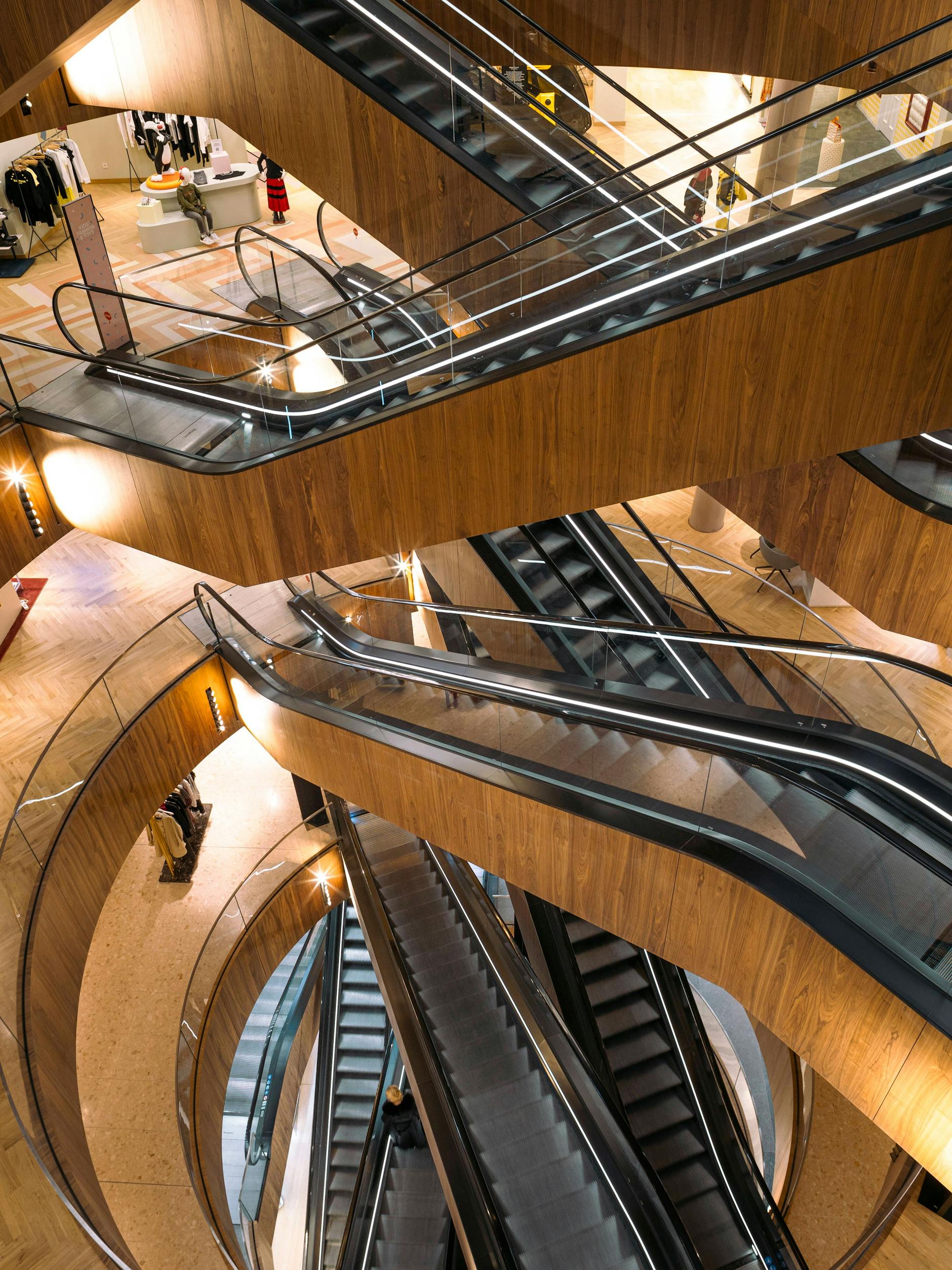 Hoch und runter, immer wieder: Das KaDeWe ist kein gewöhnlicher Shopping-Tempel.