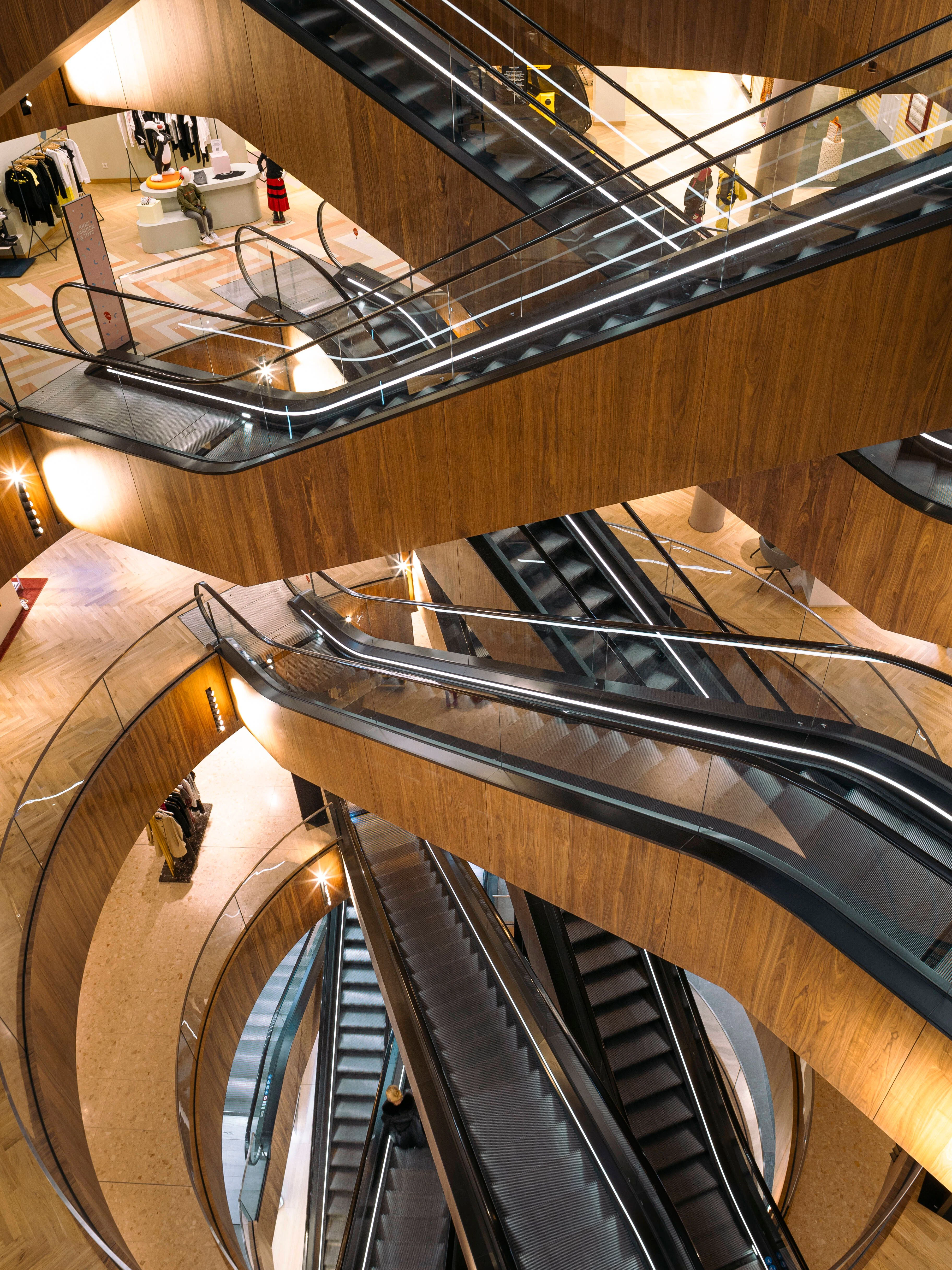 Hoch und runter, immer wieder: Das KaDeWe ist kein gewöhnlicher Shopping-Tempel.