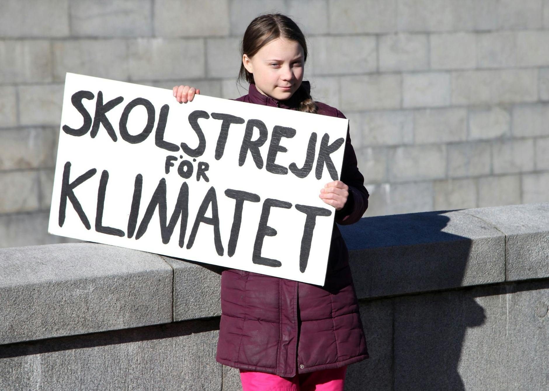 ARCHIV - Die schwedische Klimaaktivistin mit ihrem berühmten Schild «Skolstrejk för klimatet» (Schulstreik fürs Klima) im März 2019.