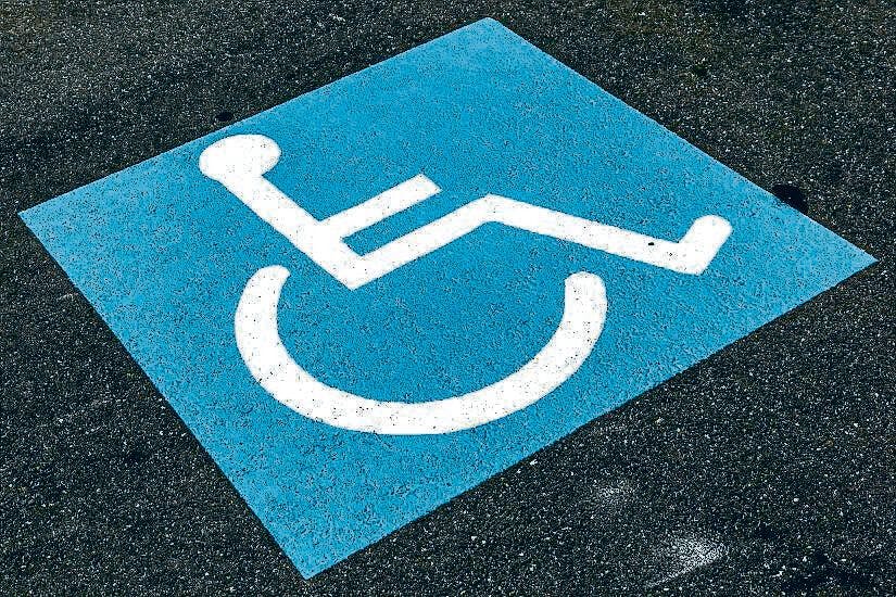 Das Rollstuhl-Piktogramm zeigt: Hier dürfen Menschen mit Behinderung ihr Fahrzeug abstellen, wenn sie Bedingungen erfüllen. Doch in Berlin gibt es immer weniger Platz für Autos.