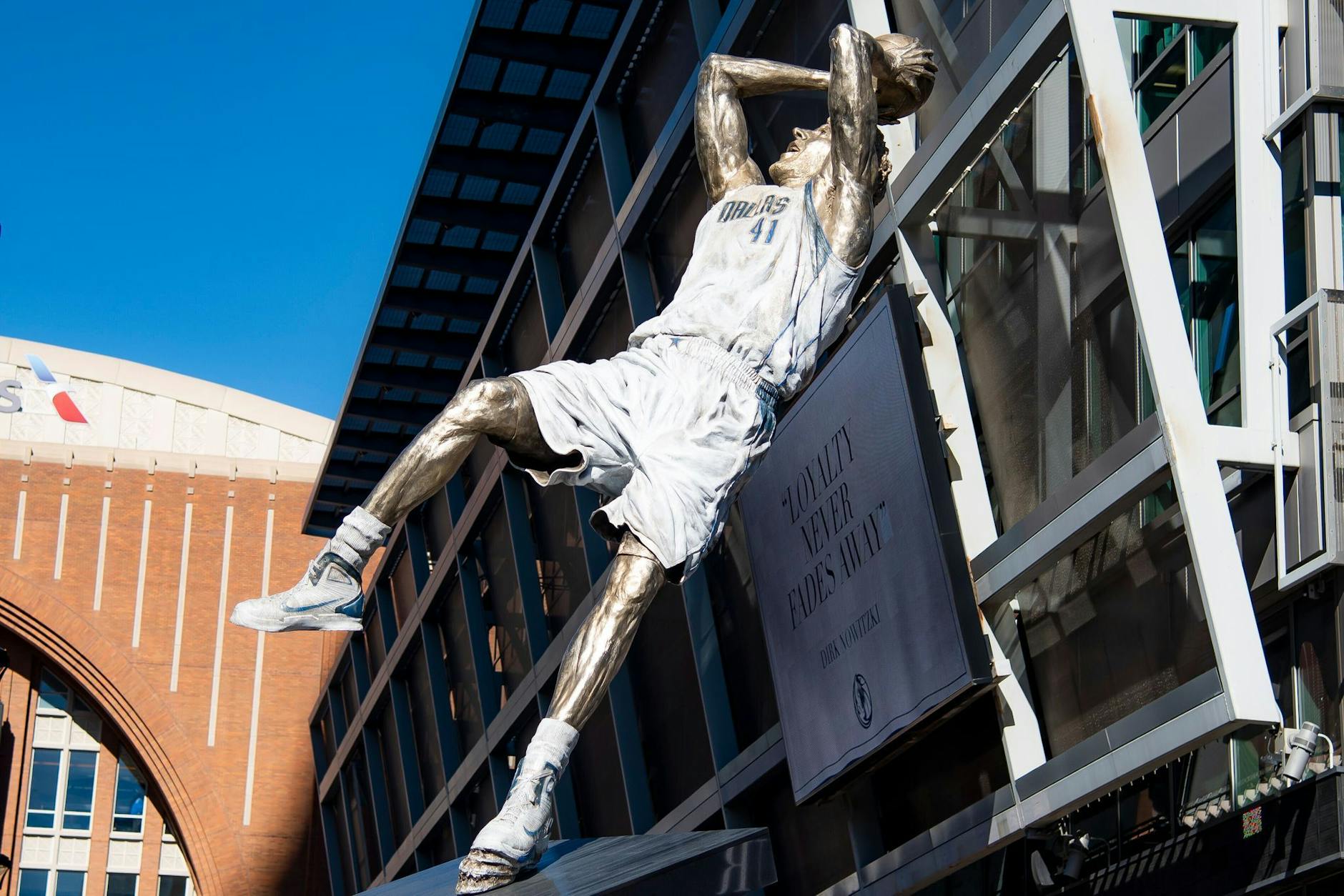 Die Statue von Dirk Nowitzki vor dem American Airlines Center im texanischen Dallas.