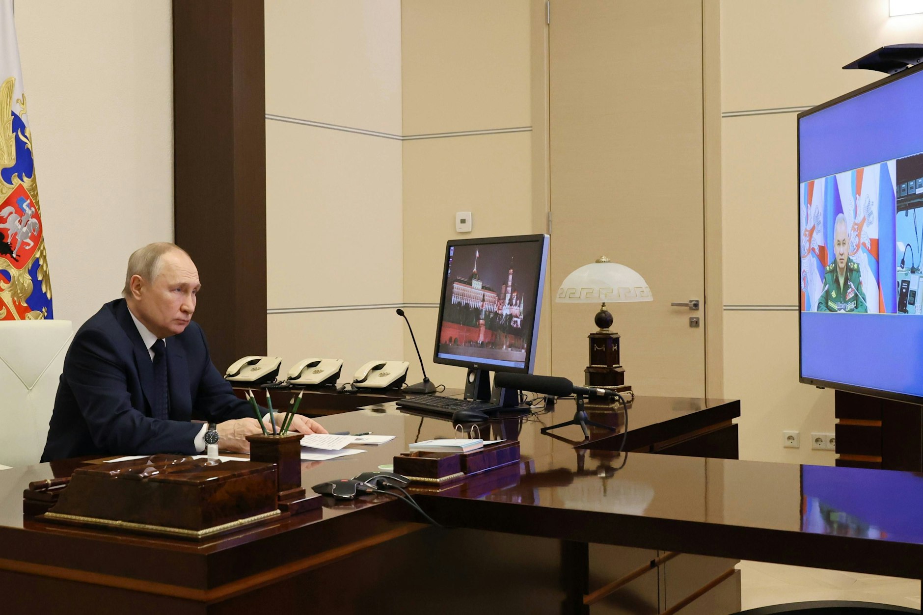 Der russische Präsident Wladimir Putin bei einer Konferenz mit dem russischen Verteidigungsministes Sergej Schoigu und dem Kommandanten der Fregatte Admiral Gorschkow, Igor Krokhmal.