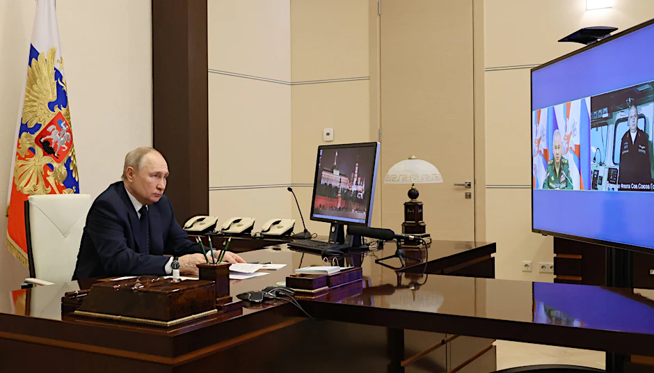 Der russische Präsident Wladimir Putin bei einer Konferenz mit dem russischen Verteidigungsministes Sergej Schoigu und dem Kommandanten der Fregatte Admiral Gorschkow, Igor Krokhmal.