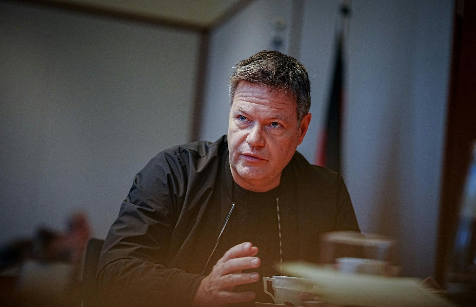 PRODUKTION - «Die Verpflichtungen, die wir (...) eingegangen sind, besagen, dass wir nicht mehr in fossile Energie-Infrastrukturen für den Import nach Europa investieren": Bundeswirtschafts- und Klimaschutzminister Robert Habeck.