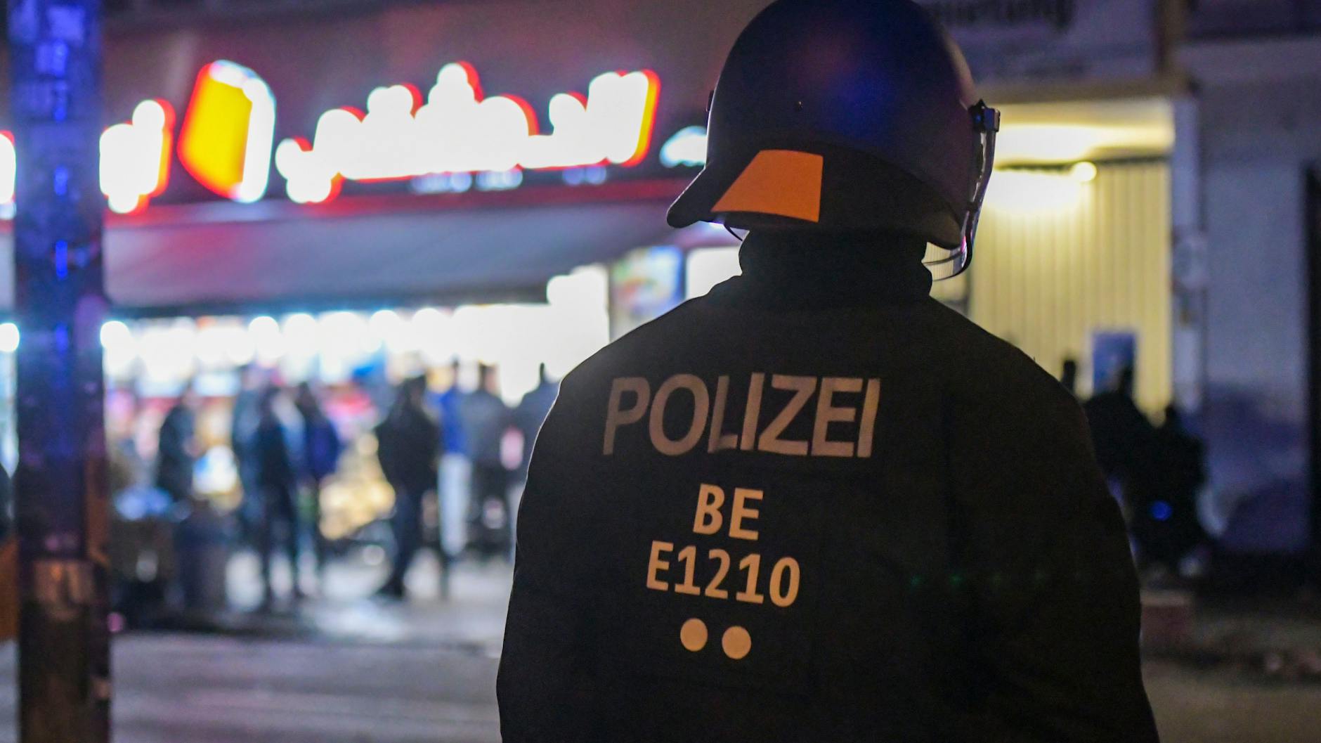 Ein Polizist in der Silvesternacht Sonnenallee Ecke Reuterstraße.