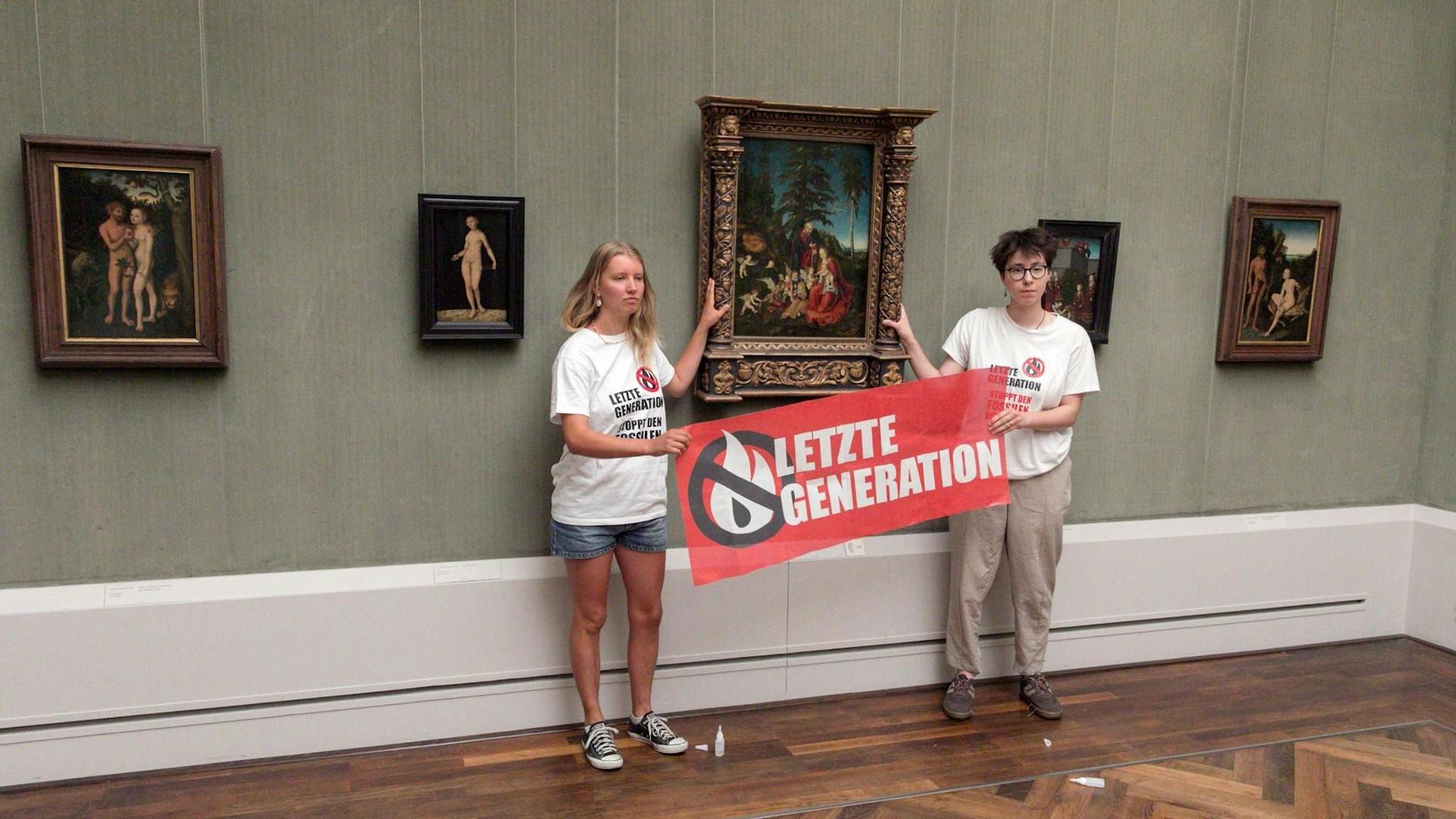 Aktivisten der Letzten Generation kleben sich in der Berliner Gemäldegalerie an einem Gemälde von Lucas Cranach fest.