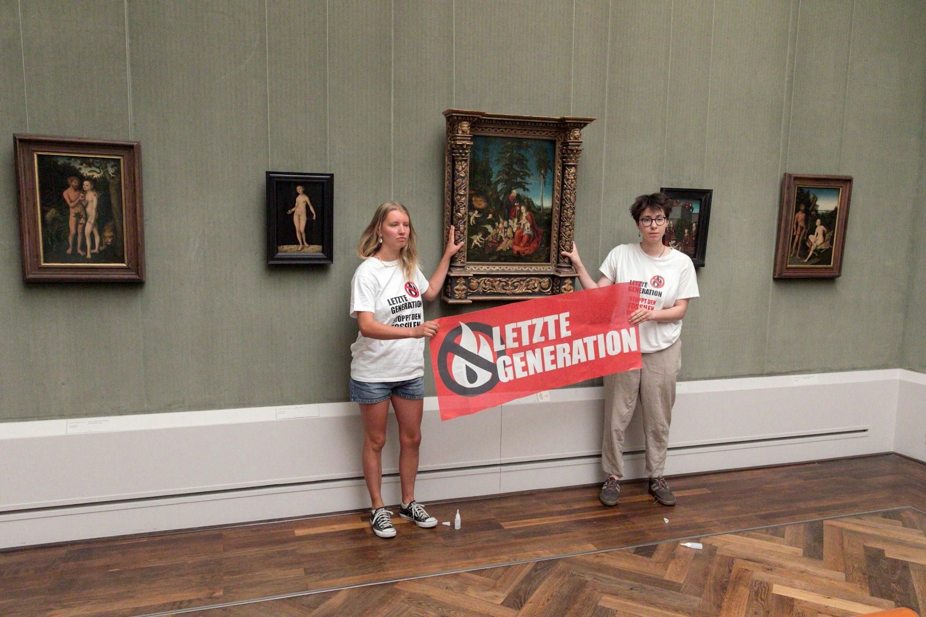 Aktivisten der Gruppe Letzte Generation kleben sich an einem Gemälde von Lucas Cranach fest.