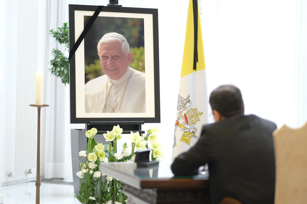 In den Wirrsalen der Welt: Was Berliner dem Papst ins Kondolenzbuch schreiben