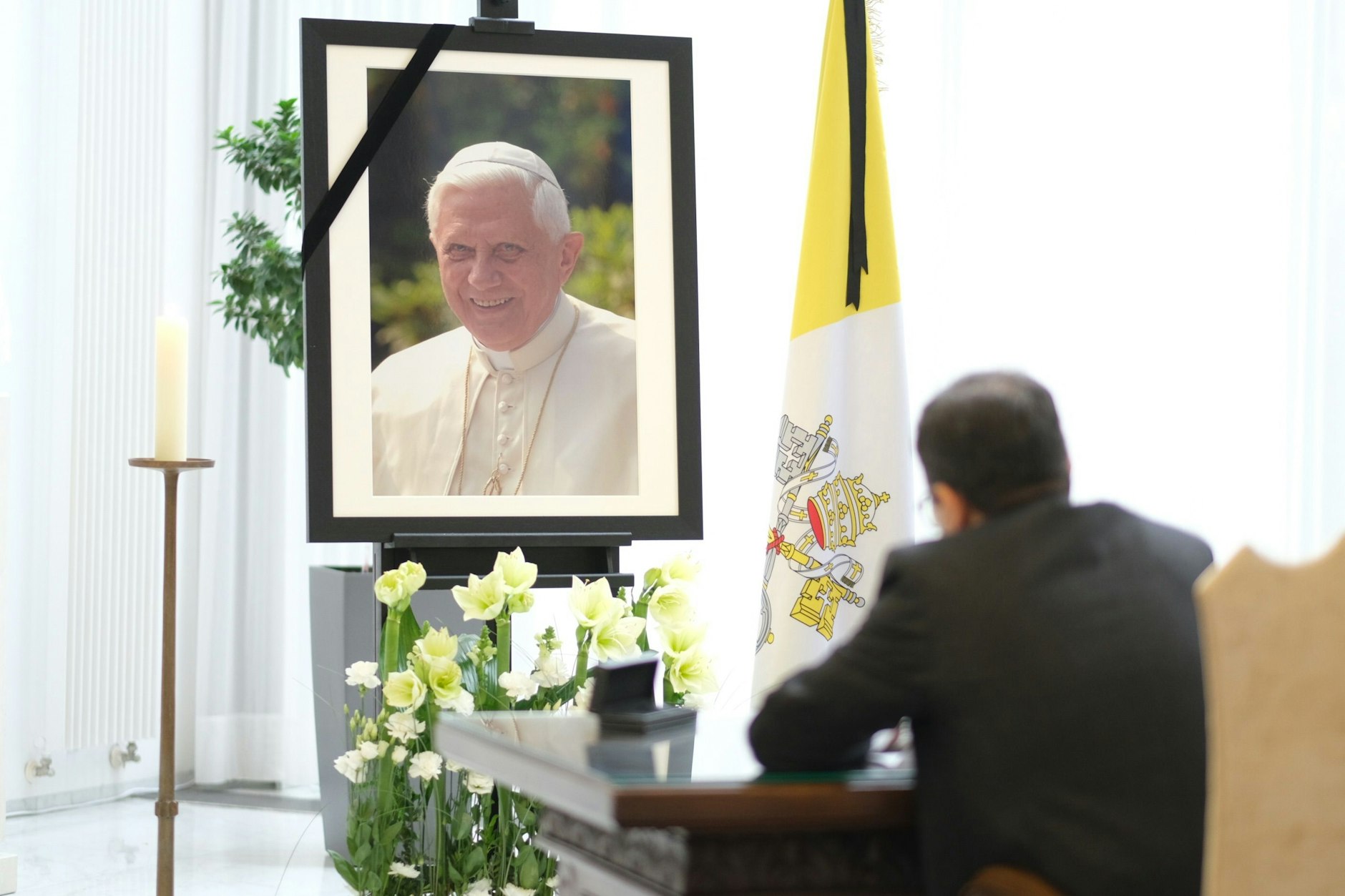 Kondolenzbuch in der Apostolischen Nuntiatur: Dieses Buch ist mittlerweile geschlossen.