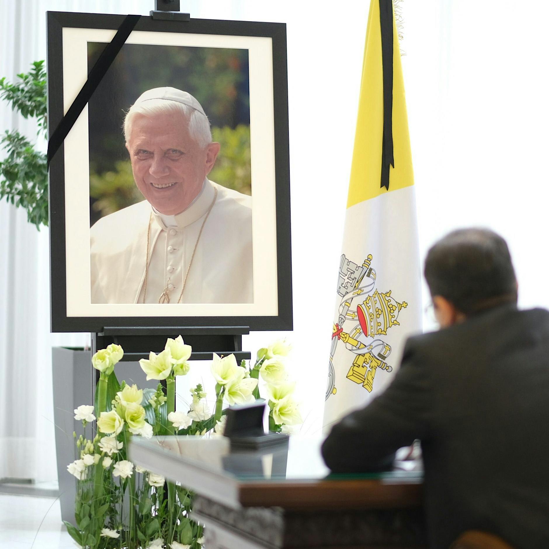 In den Wirrsalen der Welt: Was Berliner dem Papst ins Kondolenzbuch schreiben