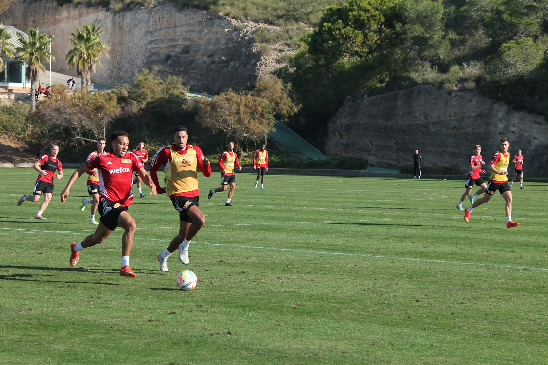 Jamie Leweling (2.v.l.) und Danilho Doekhi (5.v.r.) vor den imposanten Steilwänden im Sprintduell.