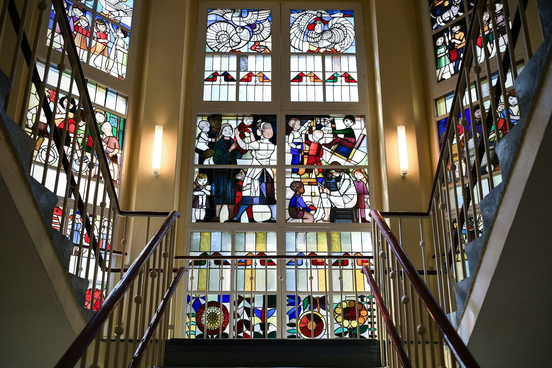 Bleiglasfenster aus DDR-Zeiten schmücken das Treppenhaus im Museum Utopie und Alltag in Eisenhüttenstadt.&nbsp;