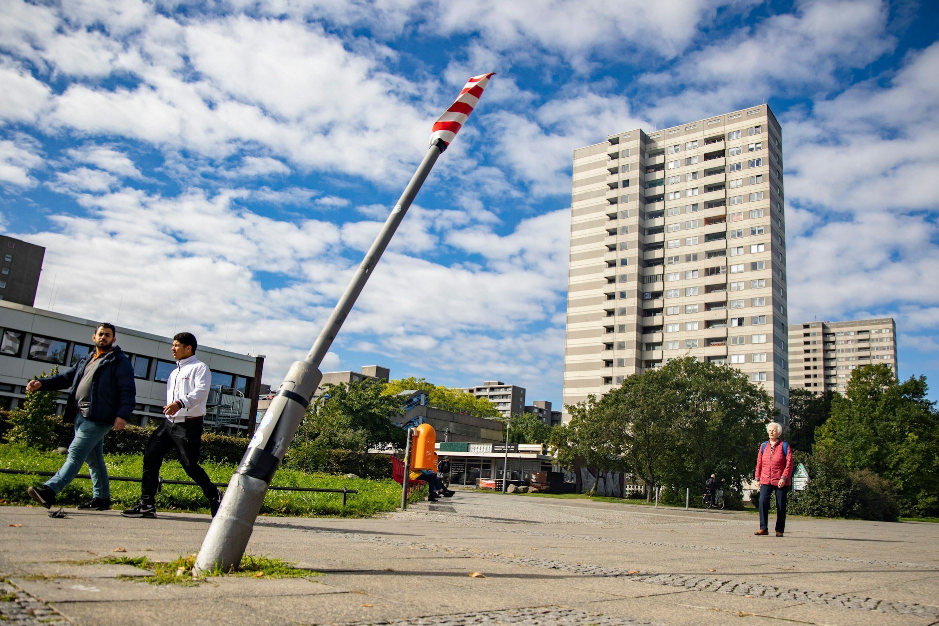 Bewohner am Lipschitzplatz in der Gropiusstadt in Neukölln.