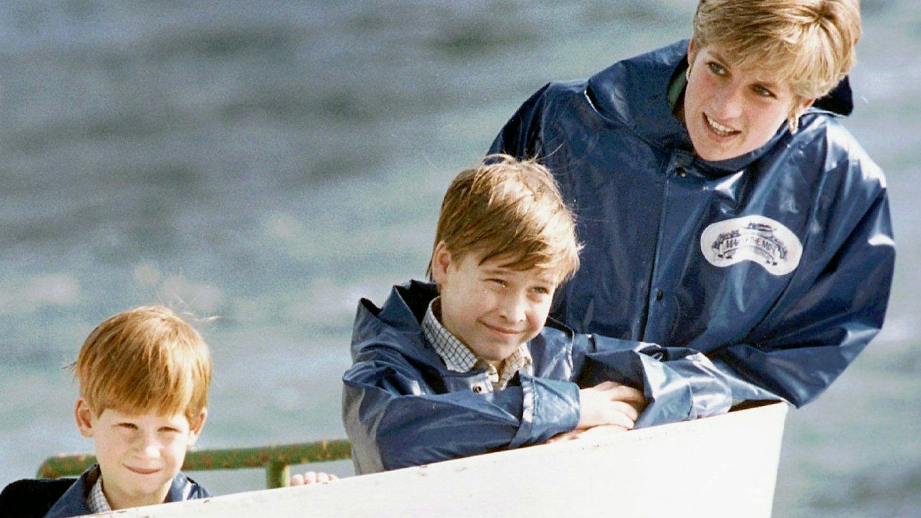 Prinzessin Diana besichtigt 1991 mit ihren Söhnen Prinz William und Prinz Harry die Niagara Fälle.