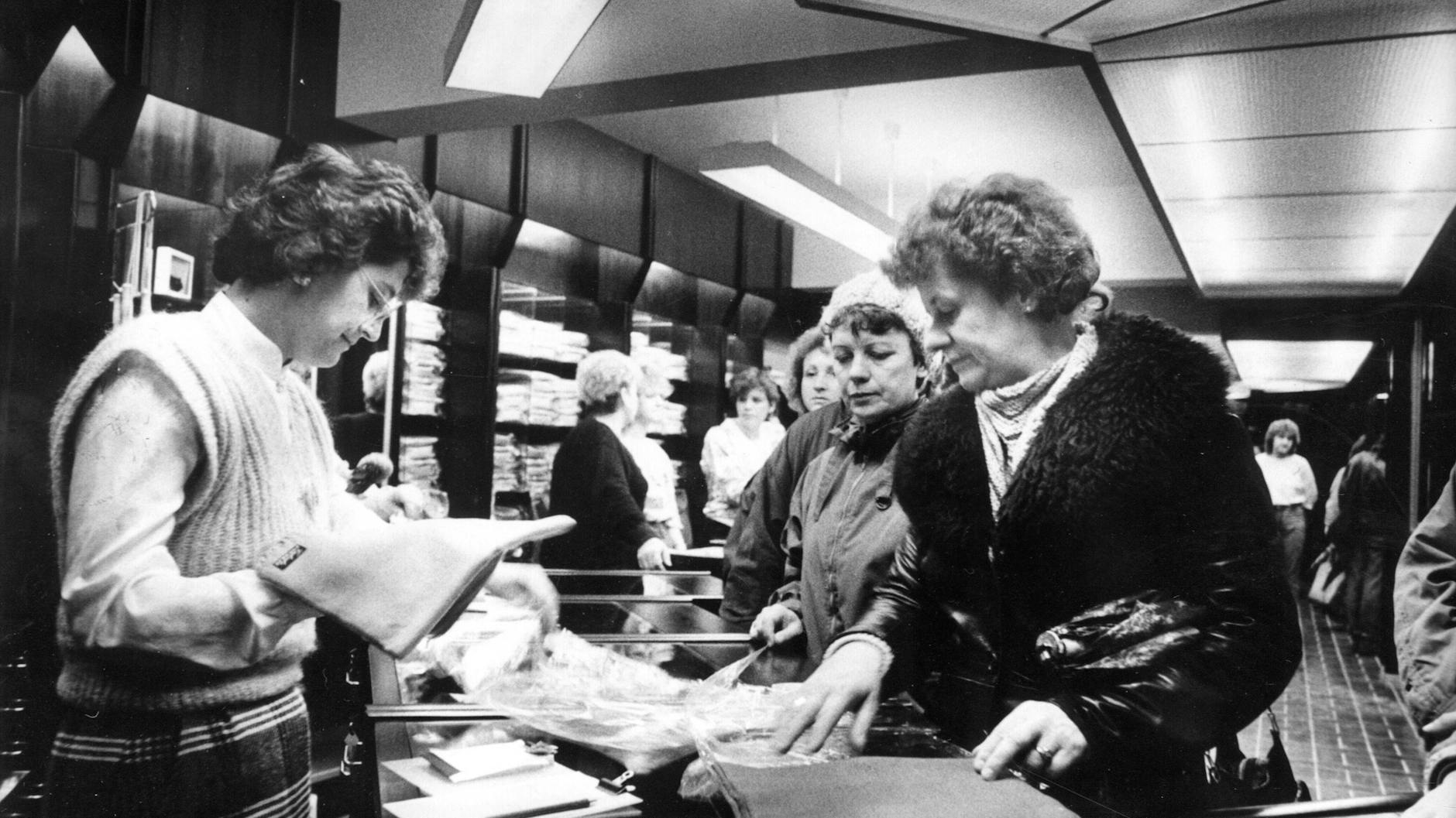 Ein Exquisit-Modesalon in Dresden. Zur Eröffnung Ende 1987 hieß es über das Angebot: Sportliche Freizeitbekleidung, Obertrikotagen für Damen und Herren, Schals, Tücher, Krawatten und Kosmetik.