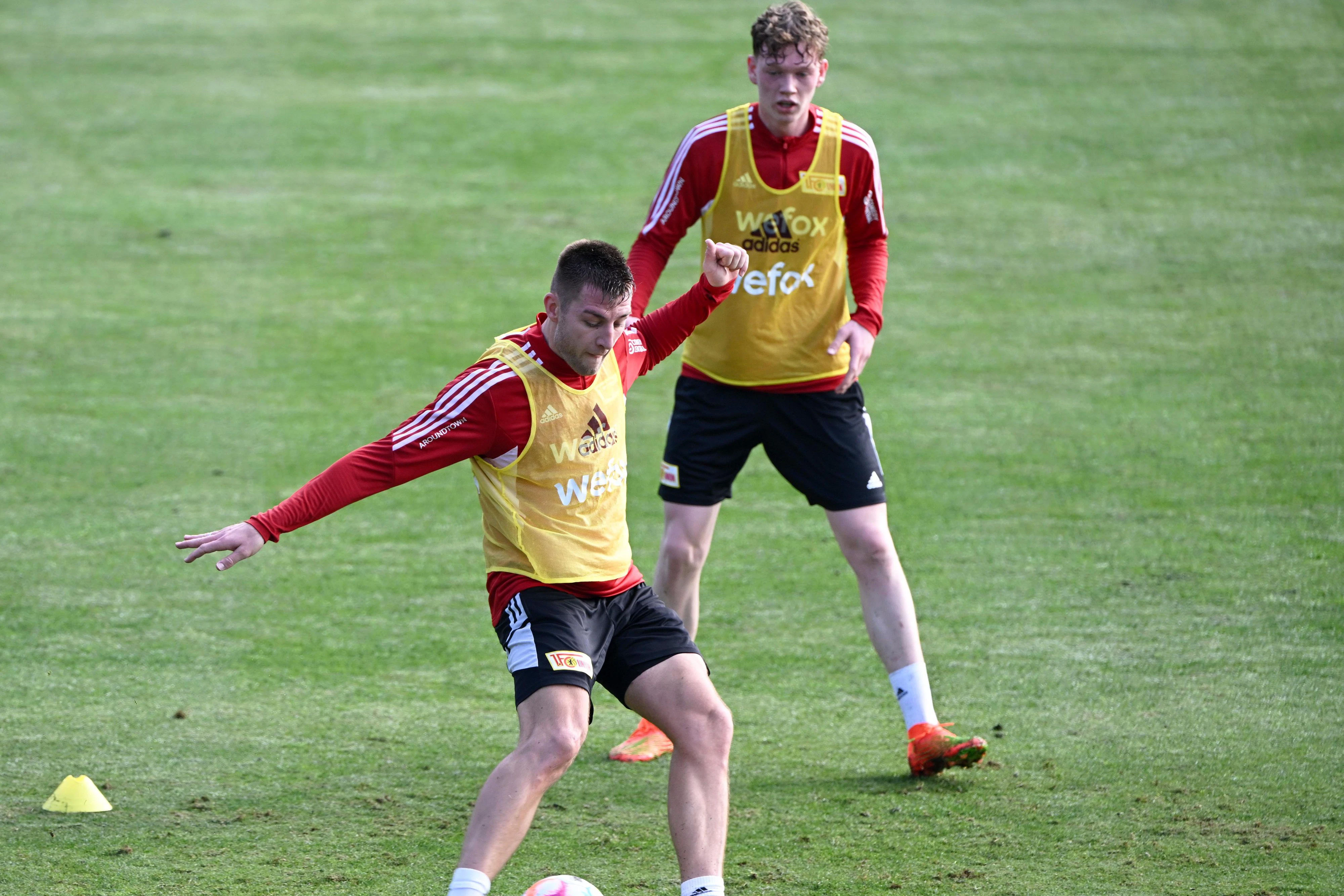 Robin Knoche (l.) wird von Unions U19-Talent Mathis Bruns beobachtet. 