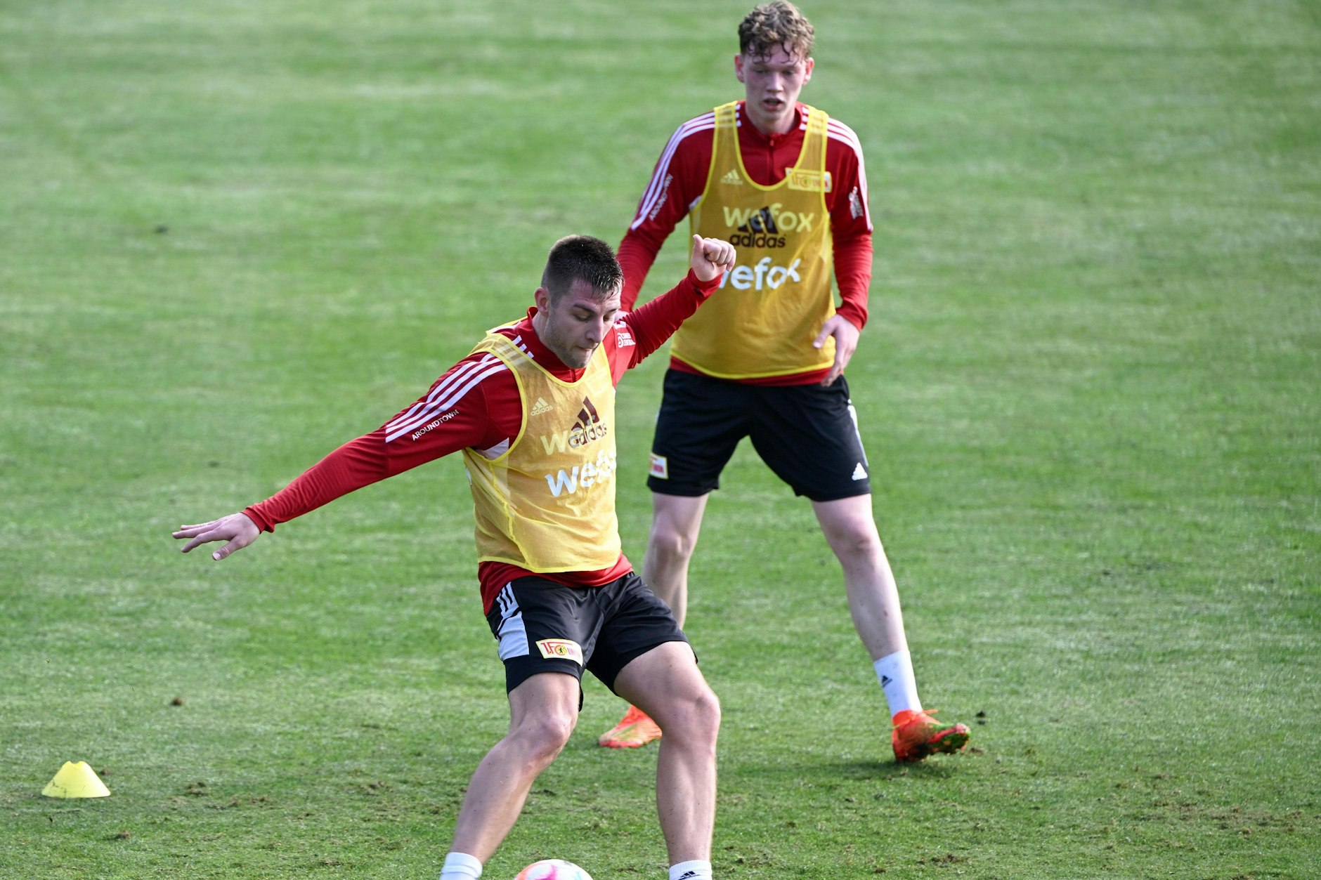 Robin Knoche (l.) wird von Unions U19-Talent Mathis Bruns beobachtet. 