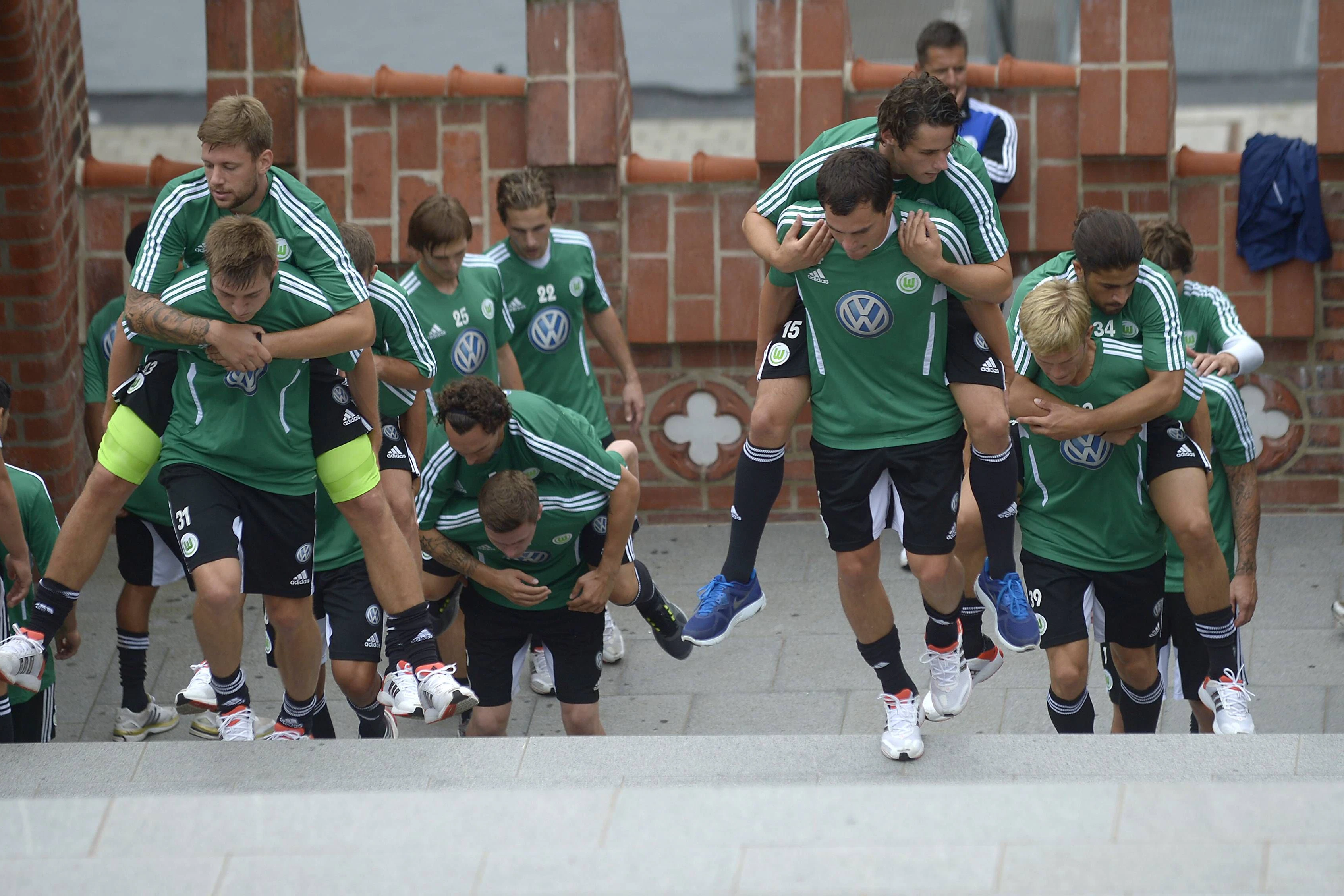 Robin Knoche (unten-links) am 6. Juli 2011 beim harten Training des VfL Wolfsburg unter dem damaligen Coach Felix Magath.