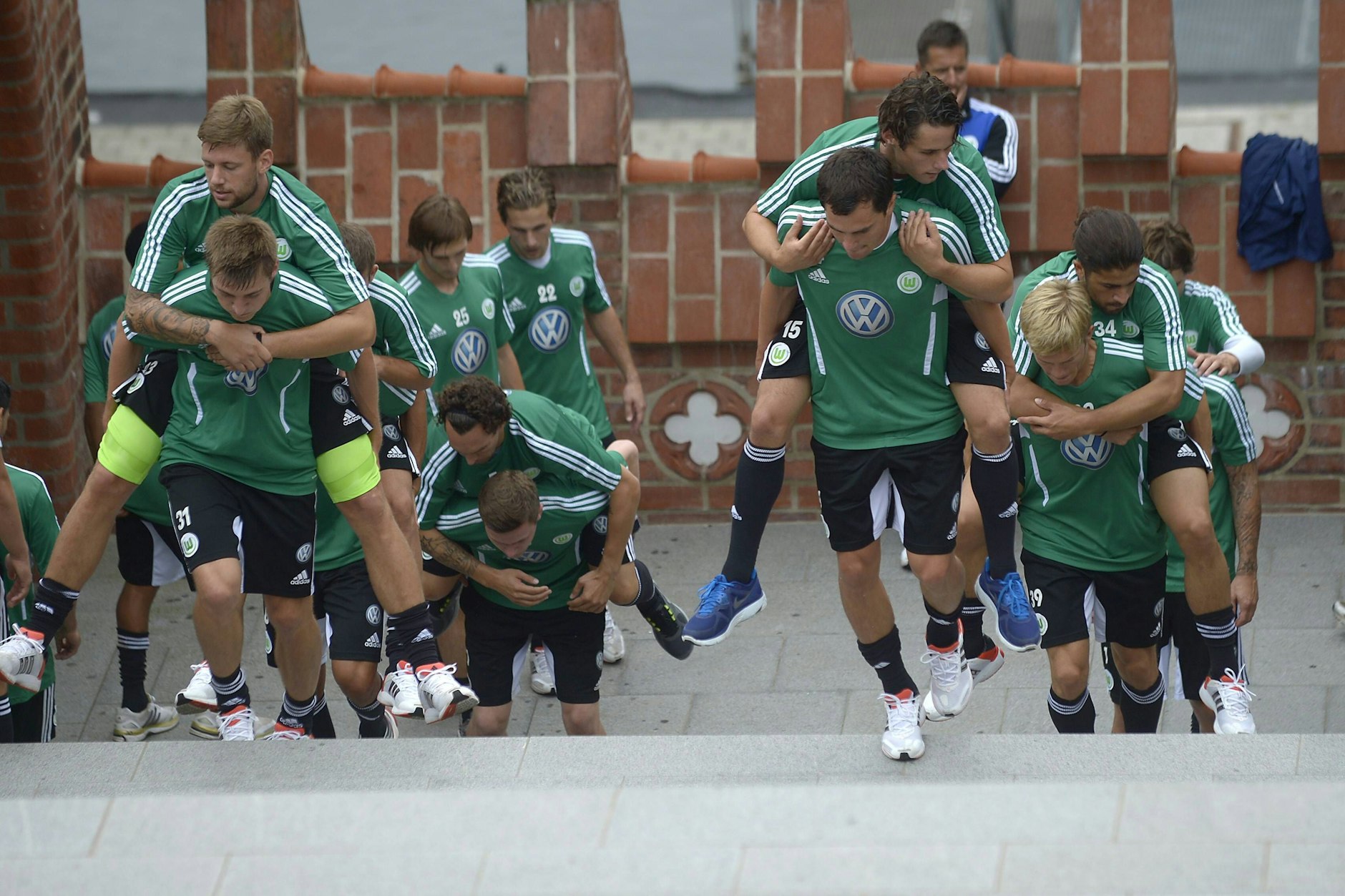 Robin Knoche (unten-links) am 6. Juli 2011 beim harten Training des VfL Wolfsburg unter dem damaligen Coach Felix Magath.