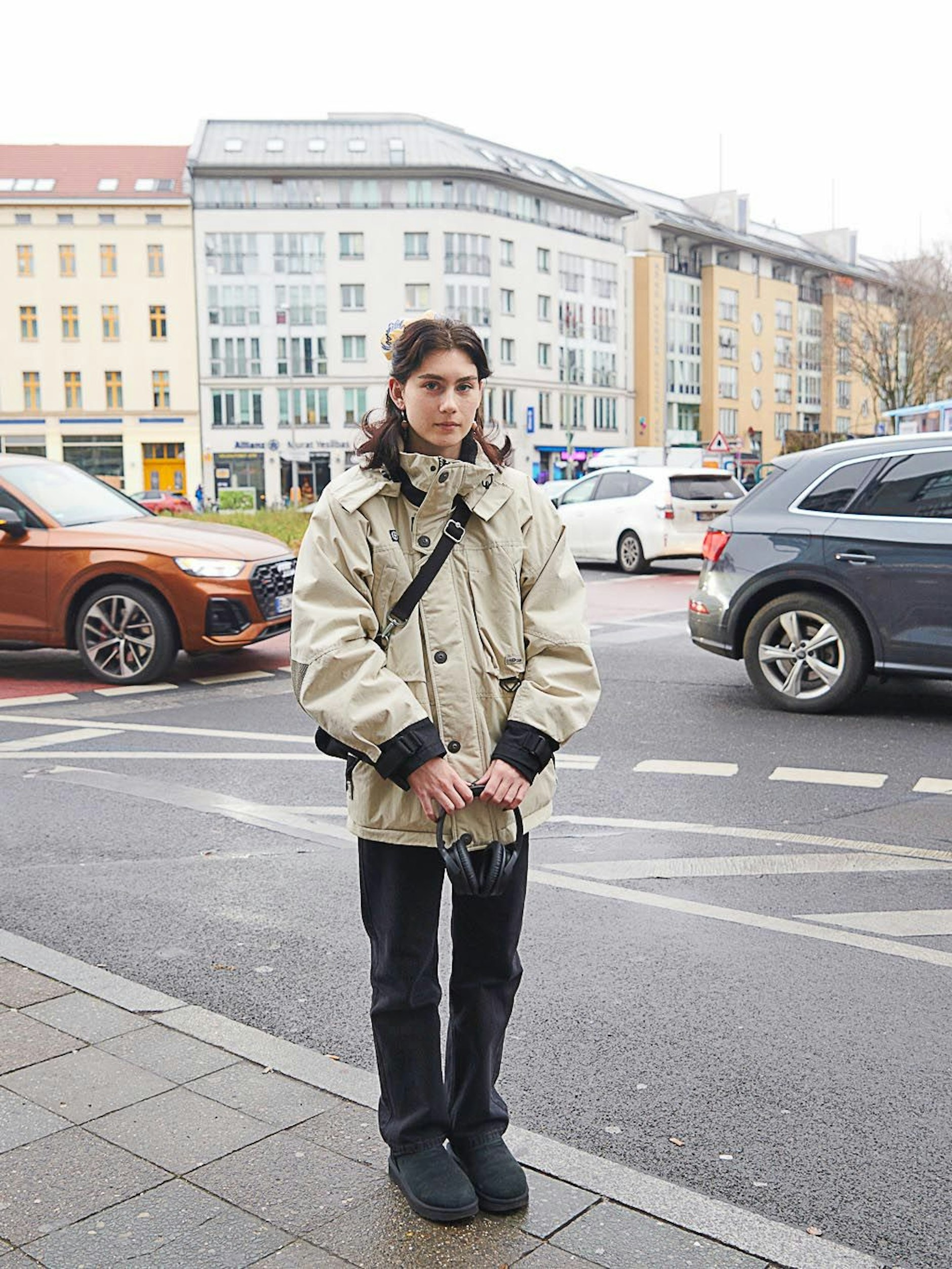 Lilys Kleidung lässt kaum Rückschlüsse auf ihre Tätigkeit zu, allein der Umstand, dass sie bei Modulor einkaufen war, verrät eine kreative Ader. Derzeit arbeitet Lily als Grafikdesignerin in Berlin, sie ist aber schon auf dem Sprung nach Wien, wo sie Set-Design studieren wird. Die Colmar-Jacke hat sie von ihrem Vater stibitzt, dazu trägt sie schwarze Weekday-Jeans und UGG-Boots. In den Kopfhörern läuft gerade „Je suis fan“ von Alice et Moit.