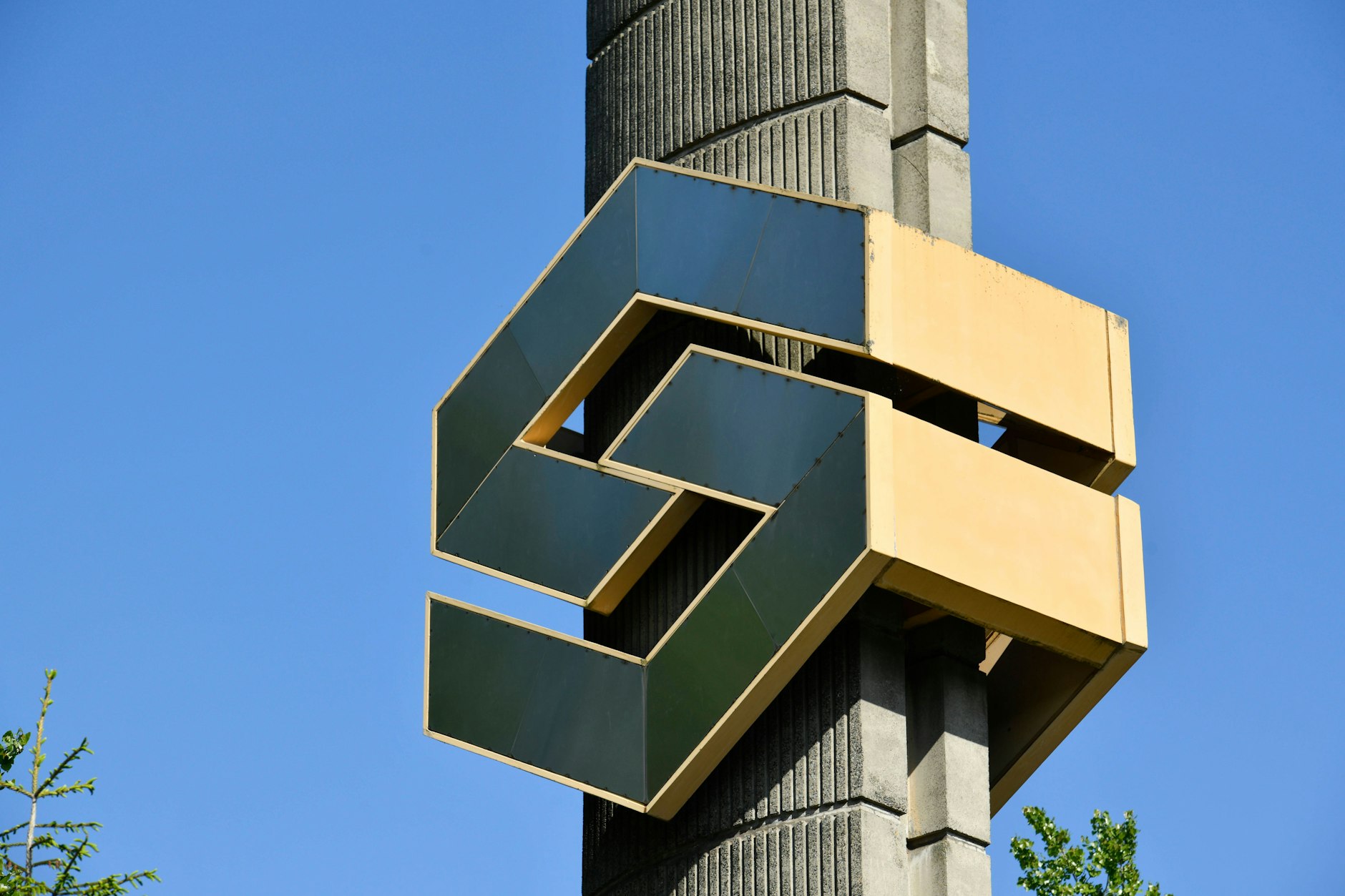 Logo EKO Stahl,, das Werkstor des Hüttenwerks Arcelor Mittal in Eisenhüttenstadt. Noch immer ist die Stadt untrennbar mit dem Stahlwerk verbunden. 
