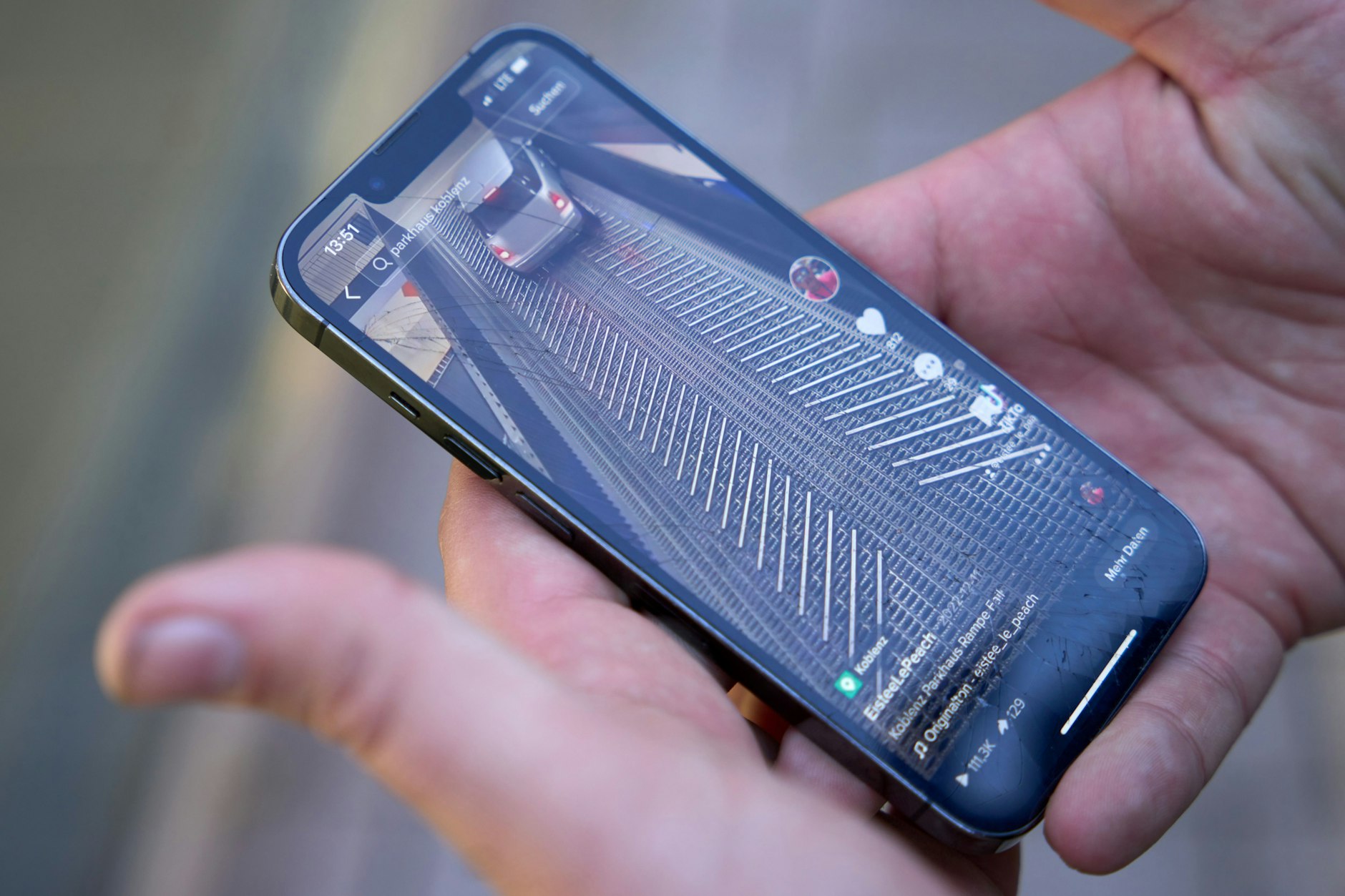 Blogger und Webvideoproduzent «EisteeLePeach»  zeigt auf seinem Handy Videos von Autos, die er dabei gefilmt hat, wie sie auf einer Rampe in einem Parkhaus ausrutschen.&nbsp;