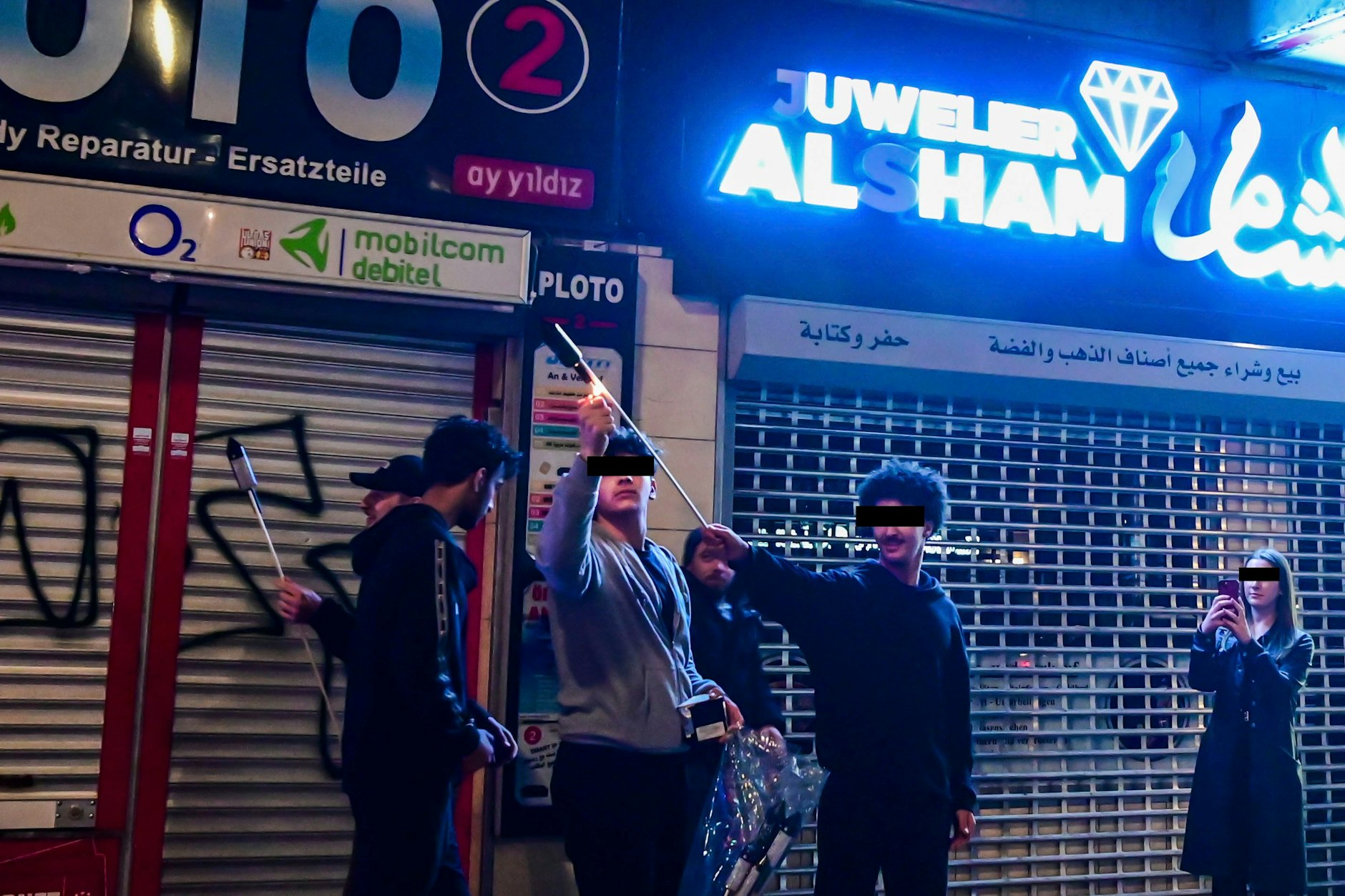 Silvesternacht in Berlin-Neukölln: Jugendliche zünden Raketen.