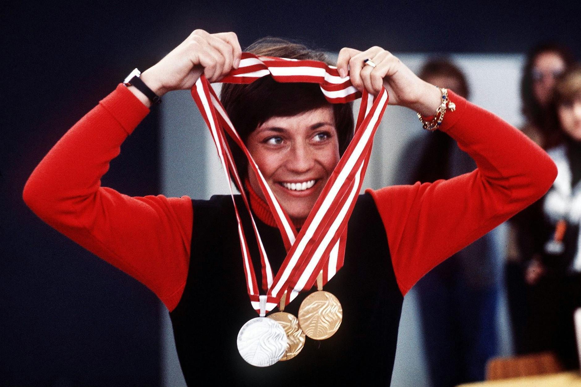 Rosi Mittermaier (1950–2023) bei ihrem größten Erfolg: Sie gewann zwei Gold- und eine Silbermedaille bei den Olympischen Spielen 1976 in Innsbruck. 