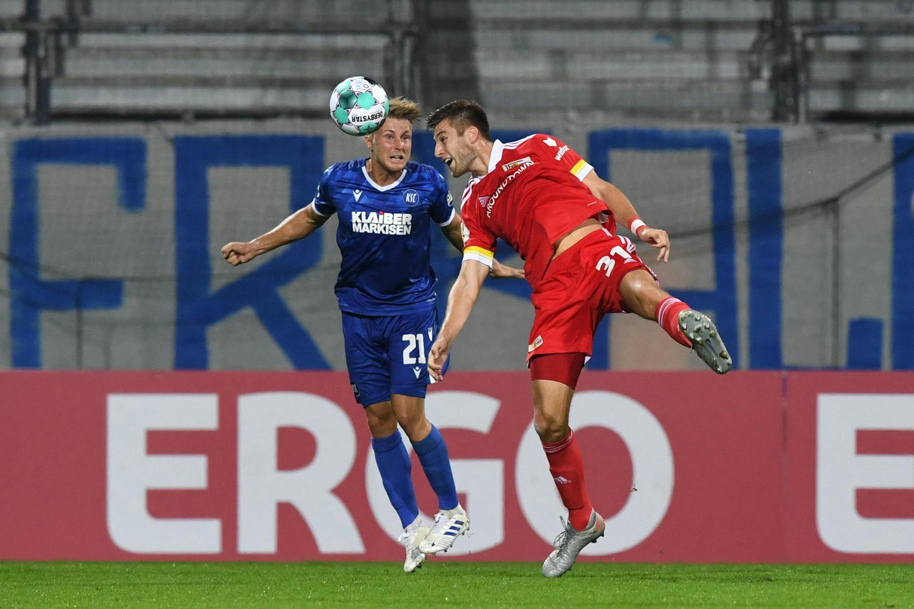 Robin Knoche (r.) bei seinem Debüt für den 1. FC Union Berlin am 12. September 2020 beim 1:0-Sieg nach Verlängerung in Karlsruhe.