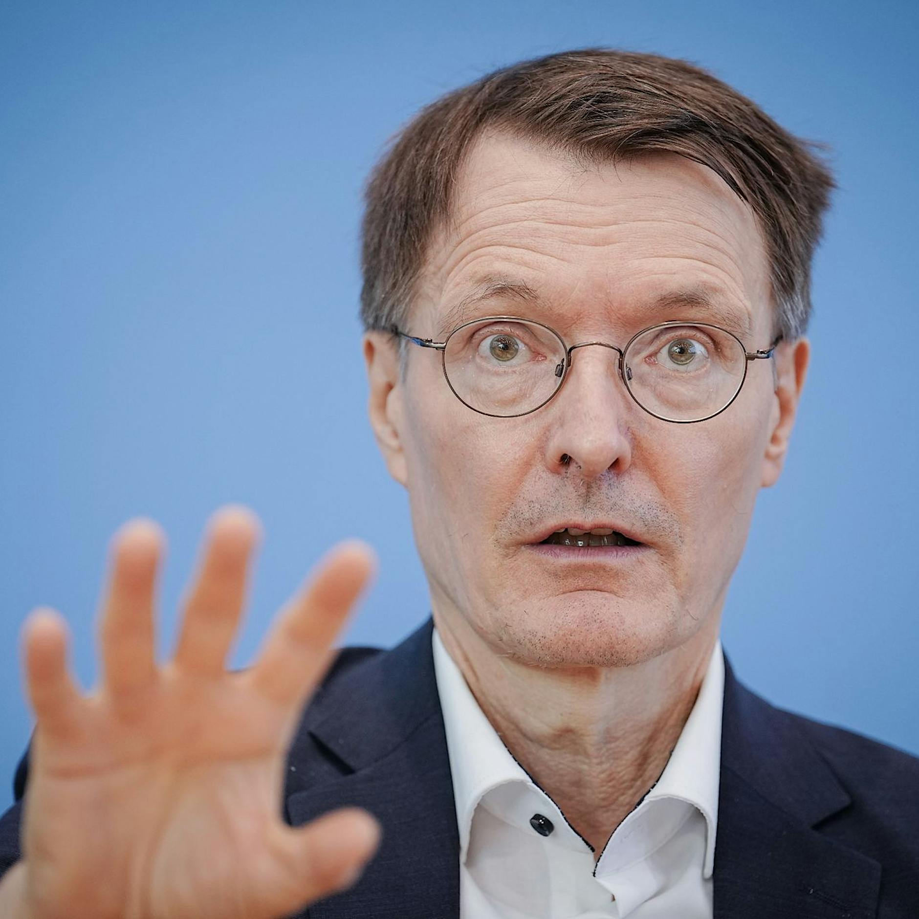 Lauterbach besorgt über Coronavirus-Variante XBB.1.5