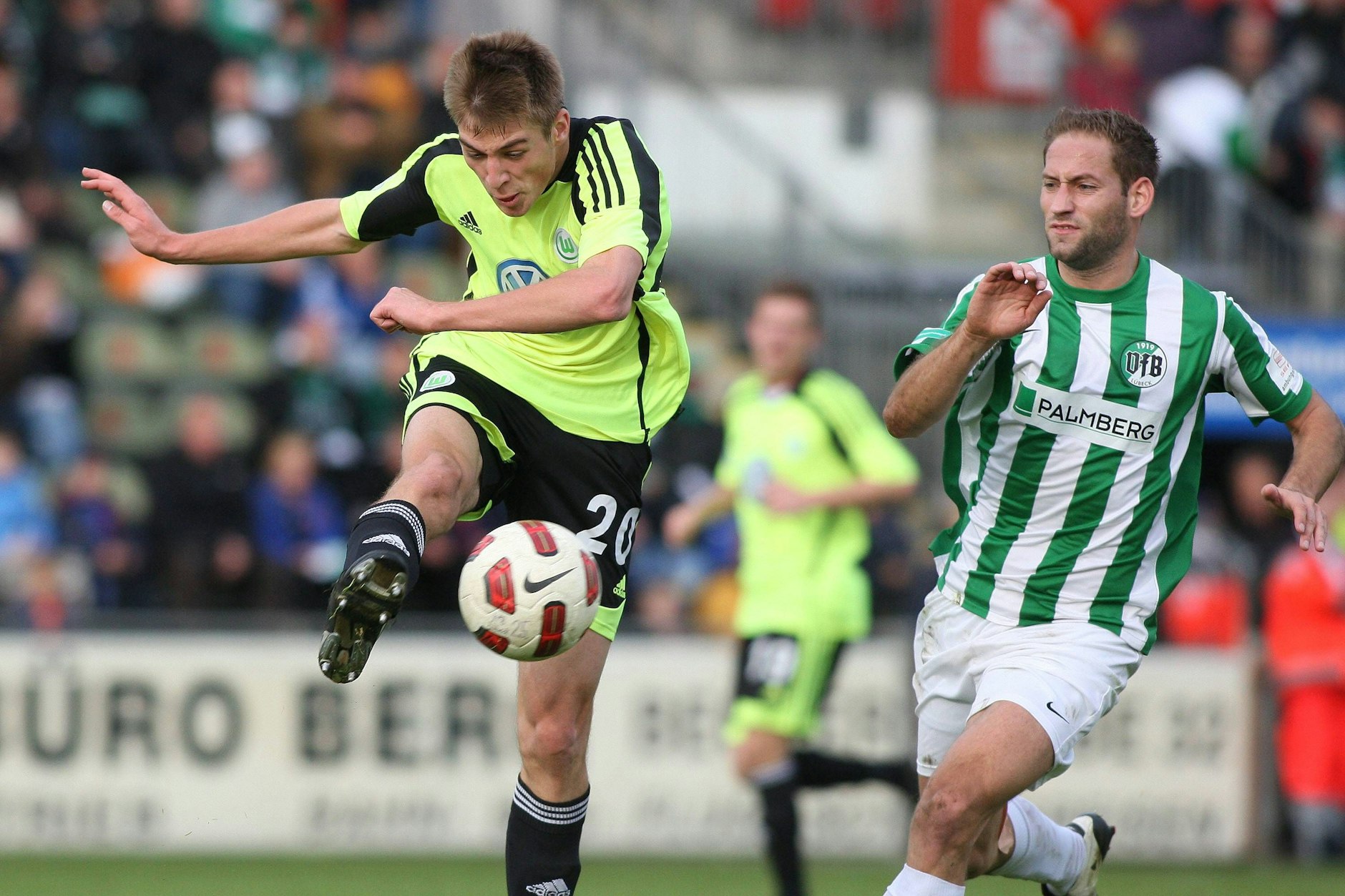 Robin Knoche (l.) am 23. Oktober 2010 im Einsatz für den VfL Wolfsburg II gegen den VfB Lübeck um Torjäger Bastian Henning.