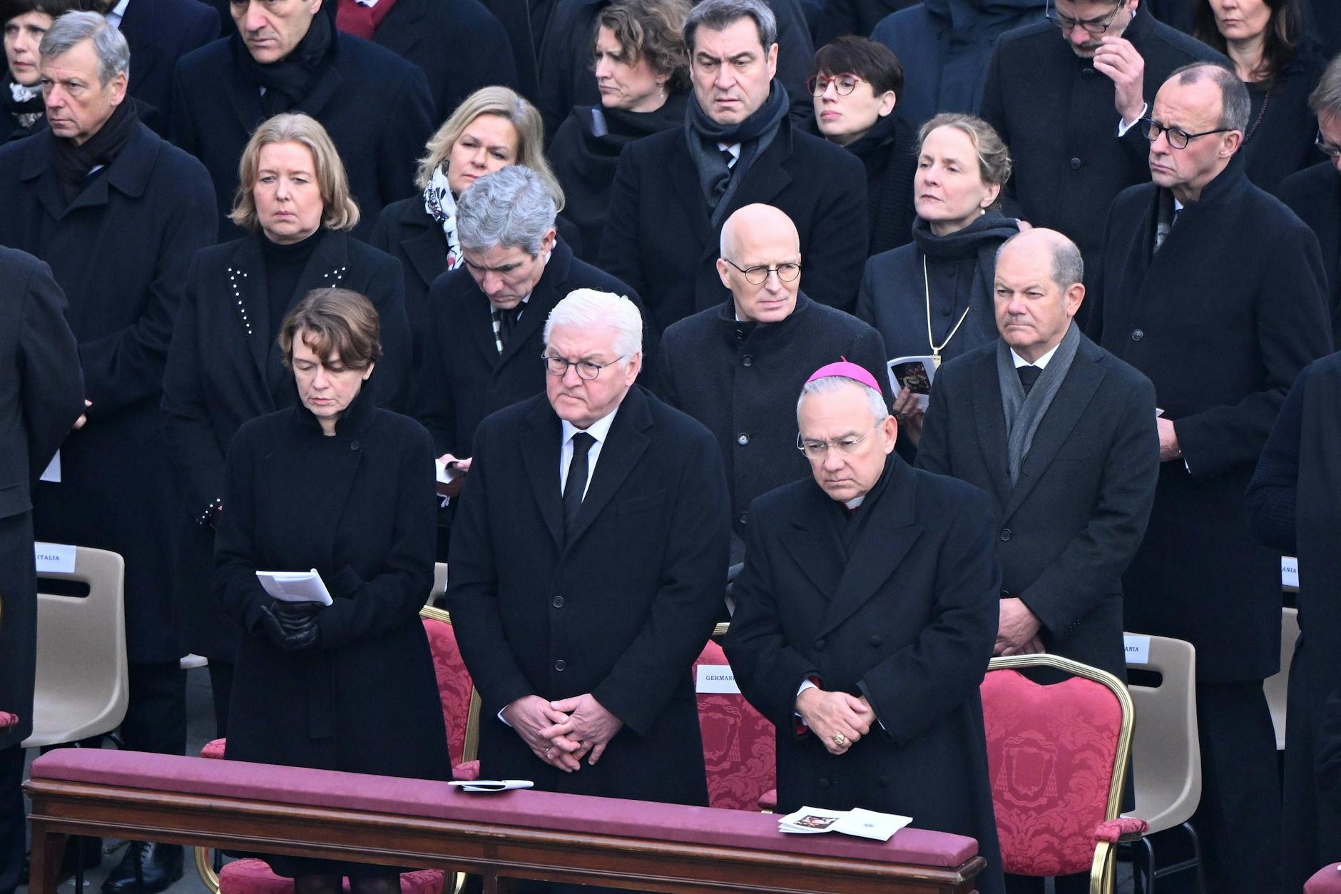 Deutsche Politiker erweisen Benedikt XVI. die letzte Ehre