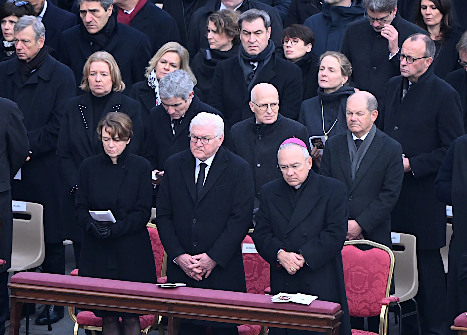 Deutsche Politiker erweisen Benedikt XVI. die letzte Ehre