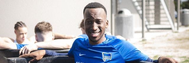 Gut gelaunt bei eiskalter Erfrischung! Dodi Lukebakio genießt die Eistonne nach dem Training im Florida.