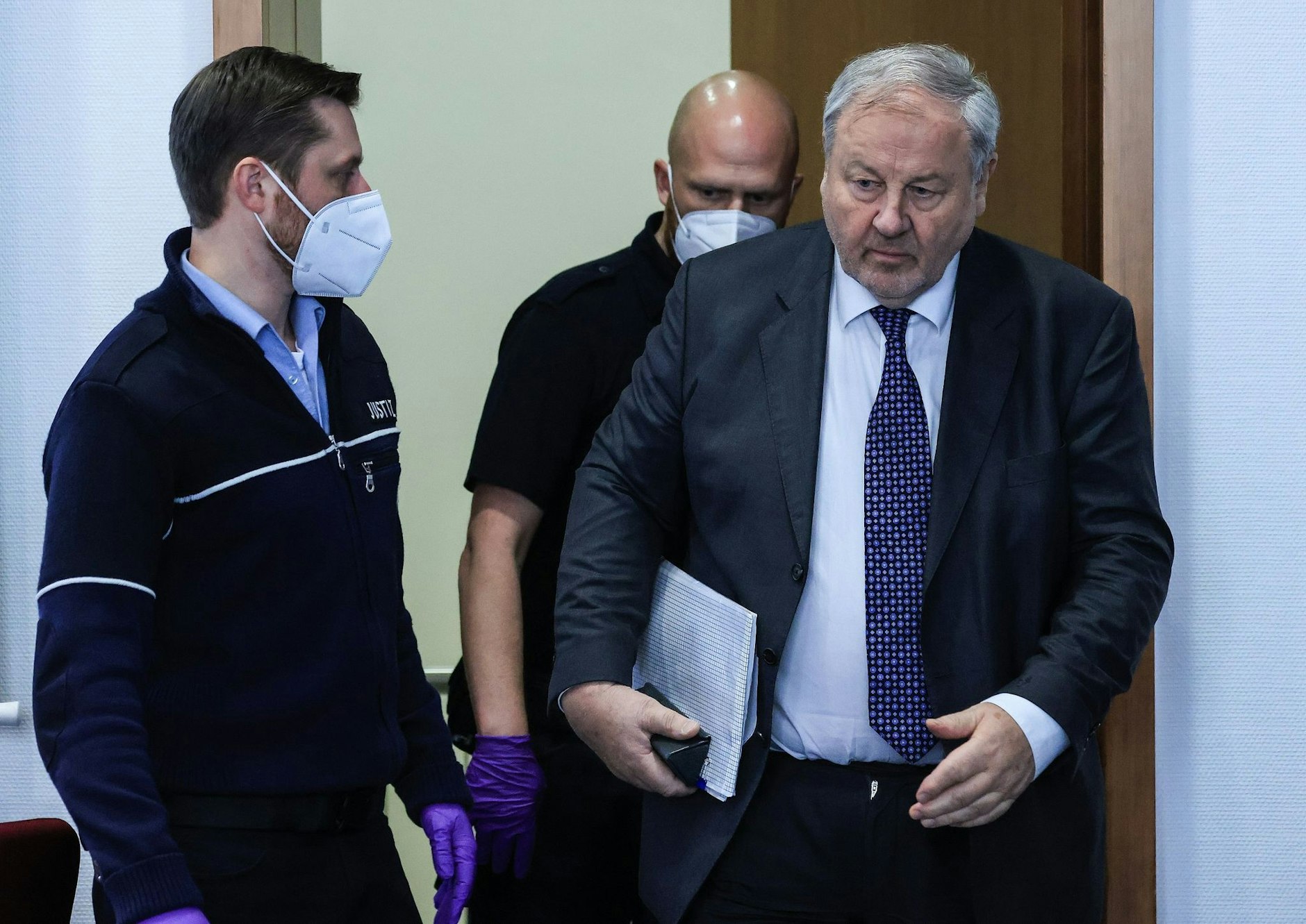 Hanno Berger (r), Architekt der Cum-Ex-Aktiengeschäfte, kommt zur Urteilsverkündung in den Bonner Gerichtssaal.  