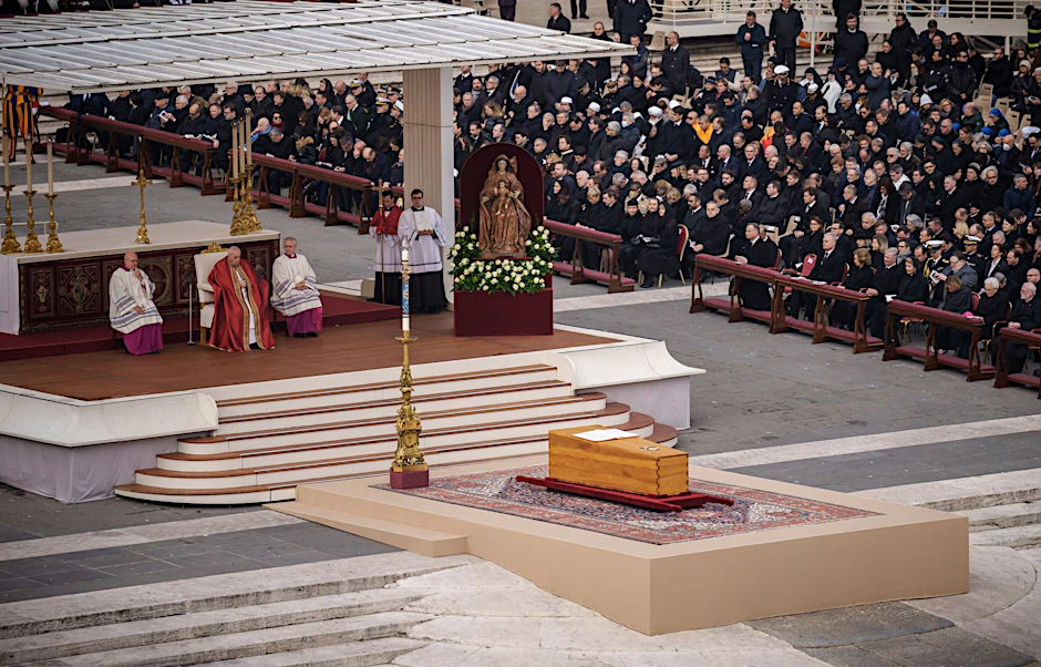 Papst Franziskus hält das Requiem auf seinen verstorbenen Vorgänger Benedikt XVI.