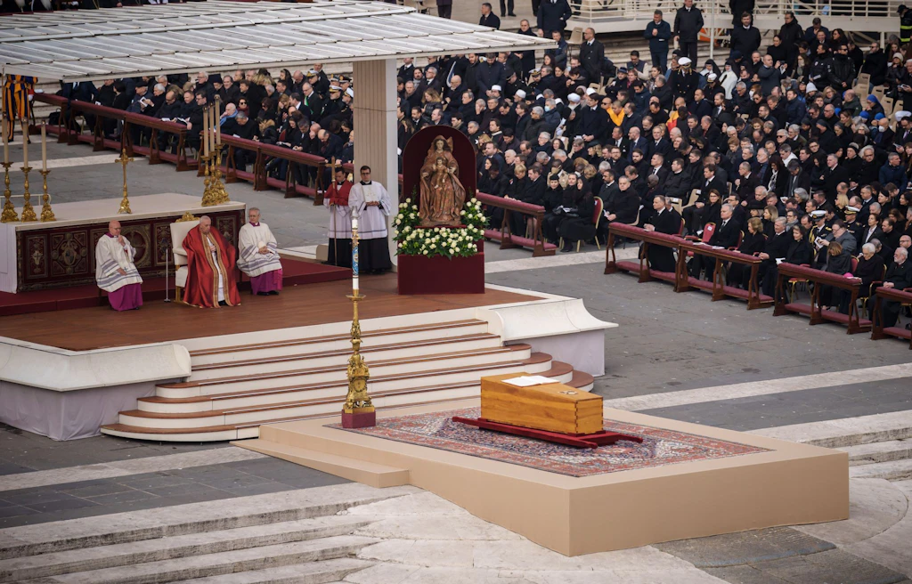 Benedikts Beerdigung – eine Manifestation des Traditionellen