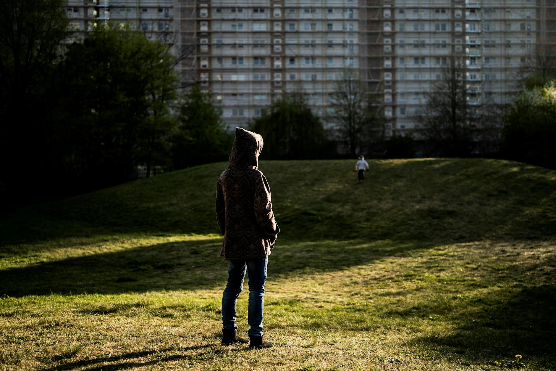 Die Leere in der Pandemie: Eine Frau beobachtet ihr Kind in Hohenschönhausen. 