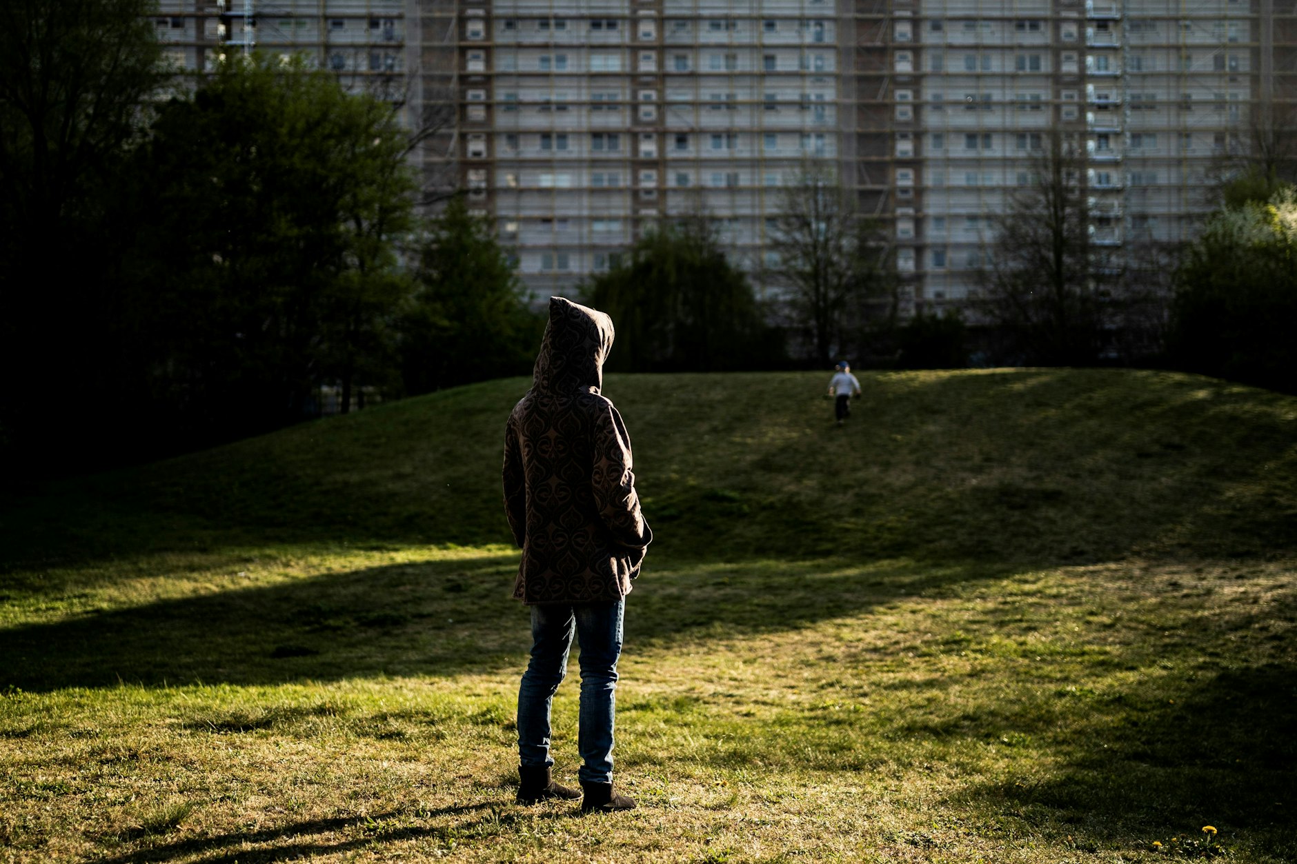 Die Leere in der Pandemie: Eine Frau beobachtet ihr Kind in Hohenschönhausen.&nbsp;