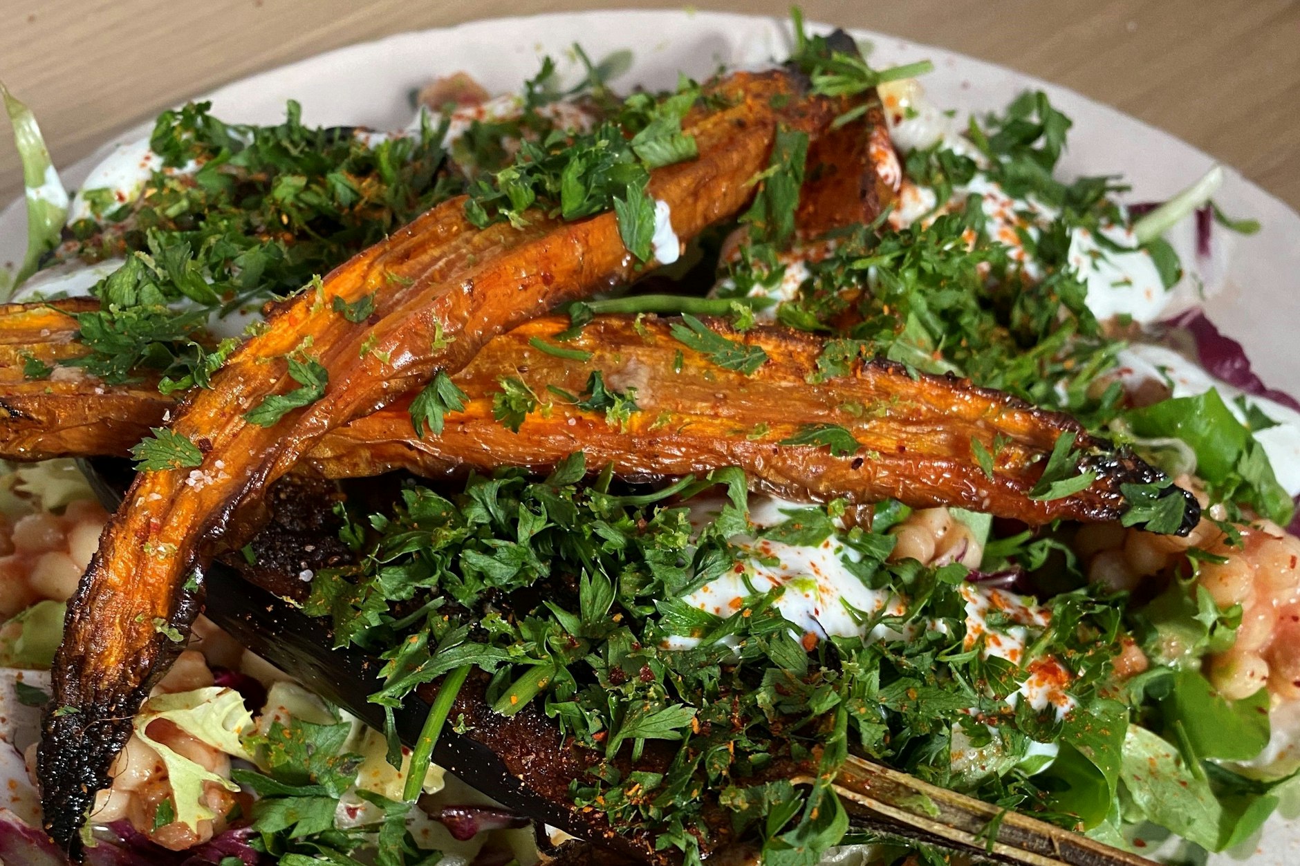 Gebackene Karotten mit Sesam und Kräutern: Besser geht es nicht, findet Ottolenghi und auch unser Autor Felix Hanika.