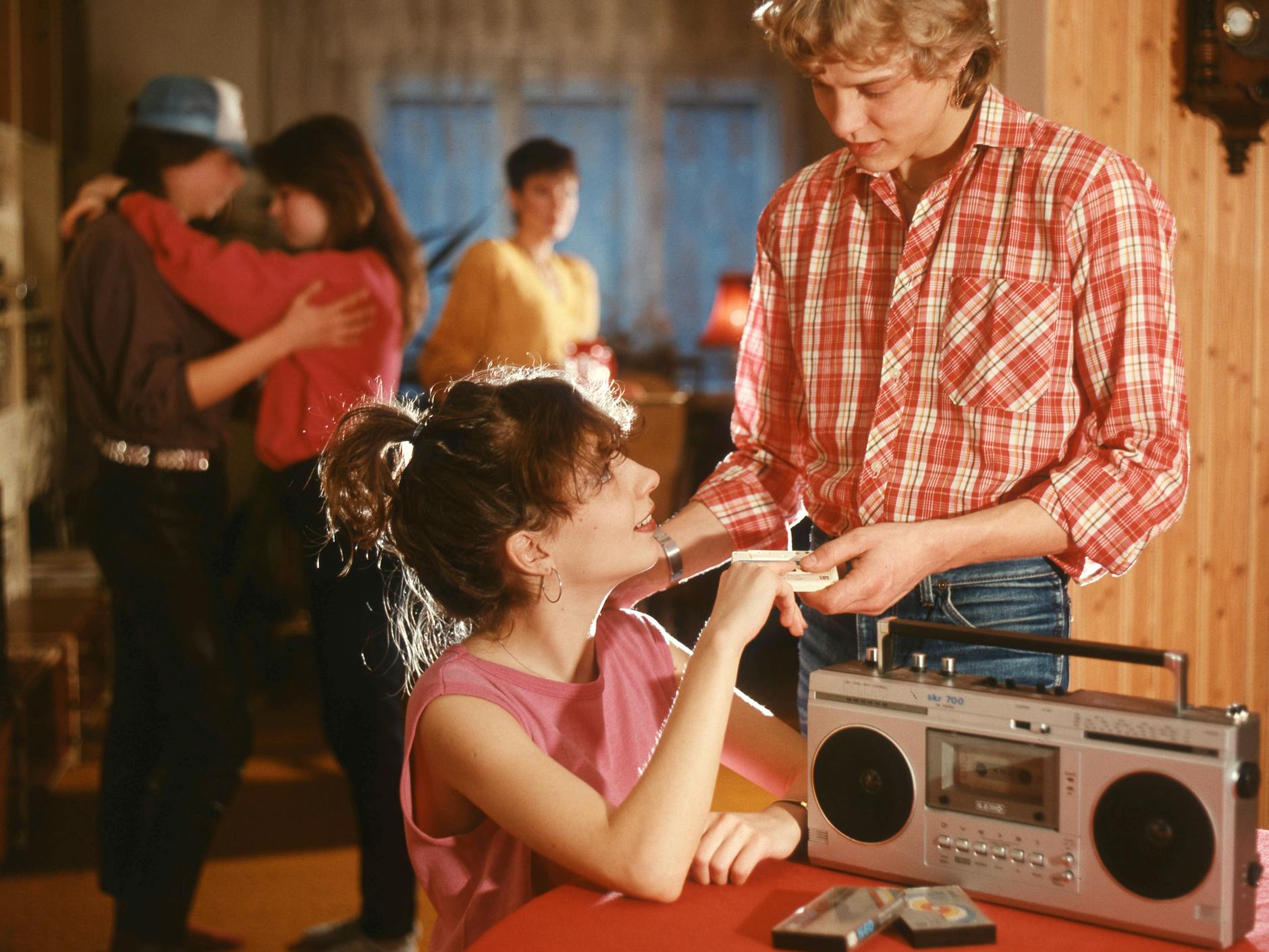 Werbefoto für den Stereo-Kassettenrekorder skr 700 vom VEB Stern-Radio. Das Gerät kam für 1540 DDR-Mark in den Handel. Dafür musste ein Durchschnittsverdiener mehr als einen Monat arbeiten.