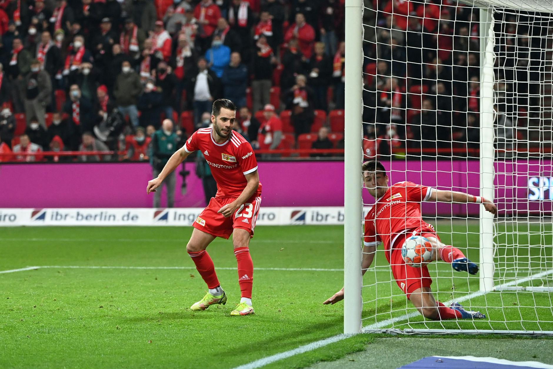 Robin Knoche (r.) versucht hier im Stadtderby gegen Hertha BSC am 20. November 2021 zu klären, allerdings knapp hinter der Linie. Doch der Treffer der „Alten Dame“ zählte nach VAR-Eingreifen wegen Abseits nicht.
